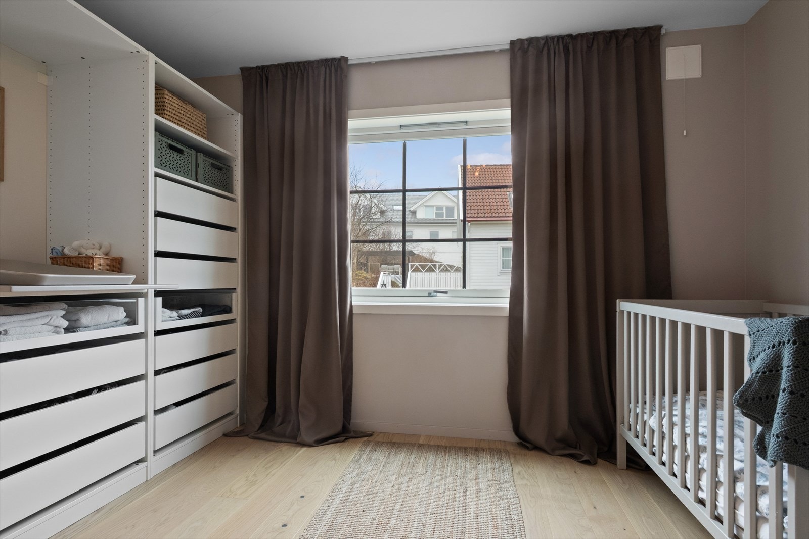 Her får du rikelig med garderobeplass. Galleribilde