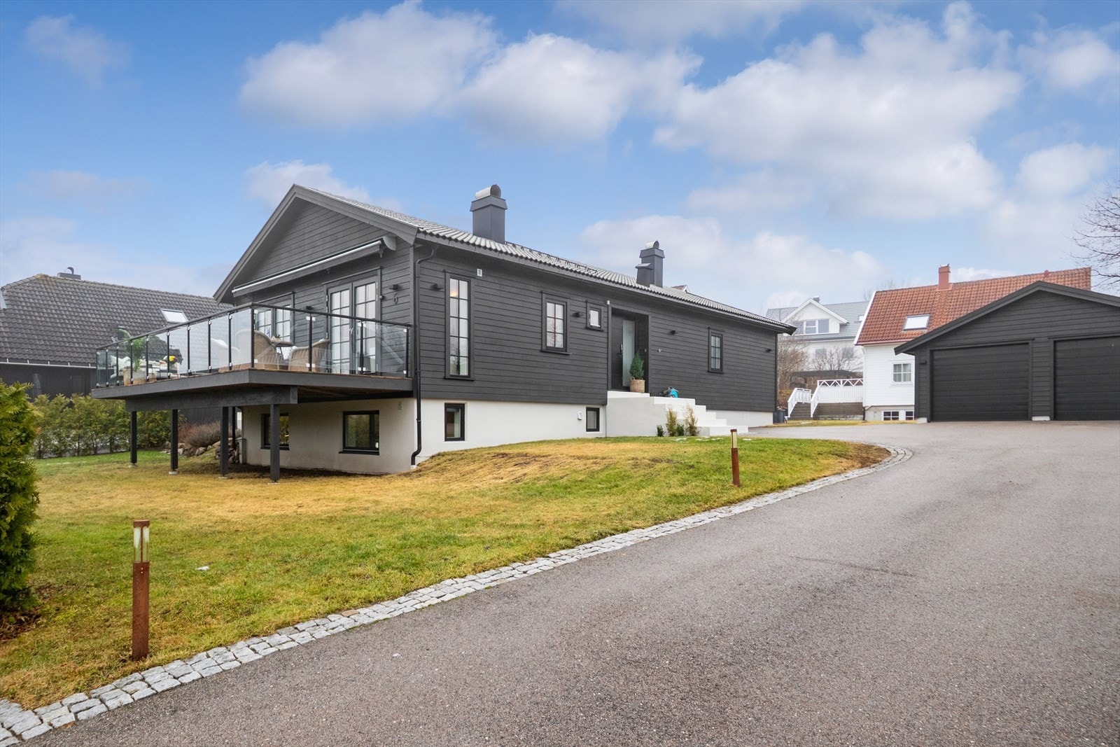 Boligen er oppusset i 2018 der det blant annet ble byttet utvendig kledning og vinduer, samtidig ble boligen etterisolert. Galleribilde