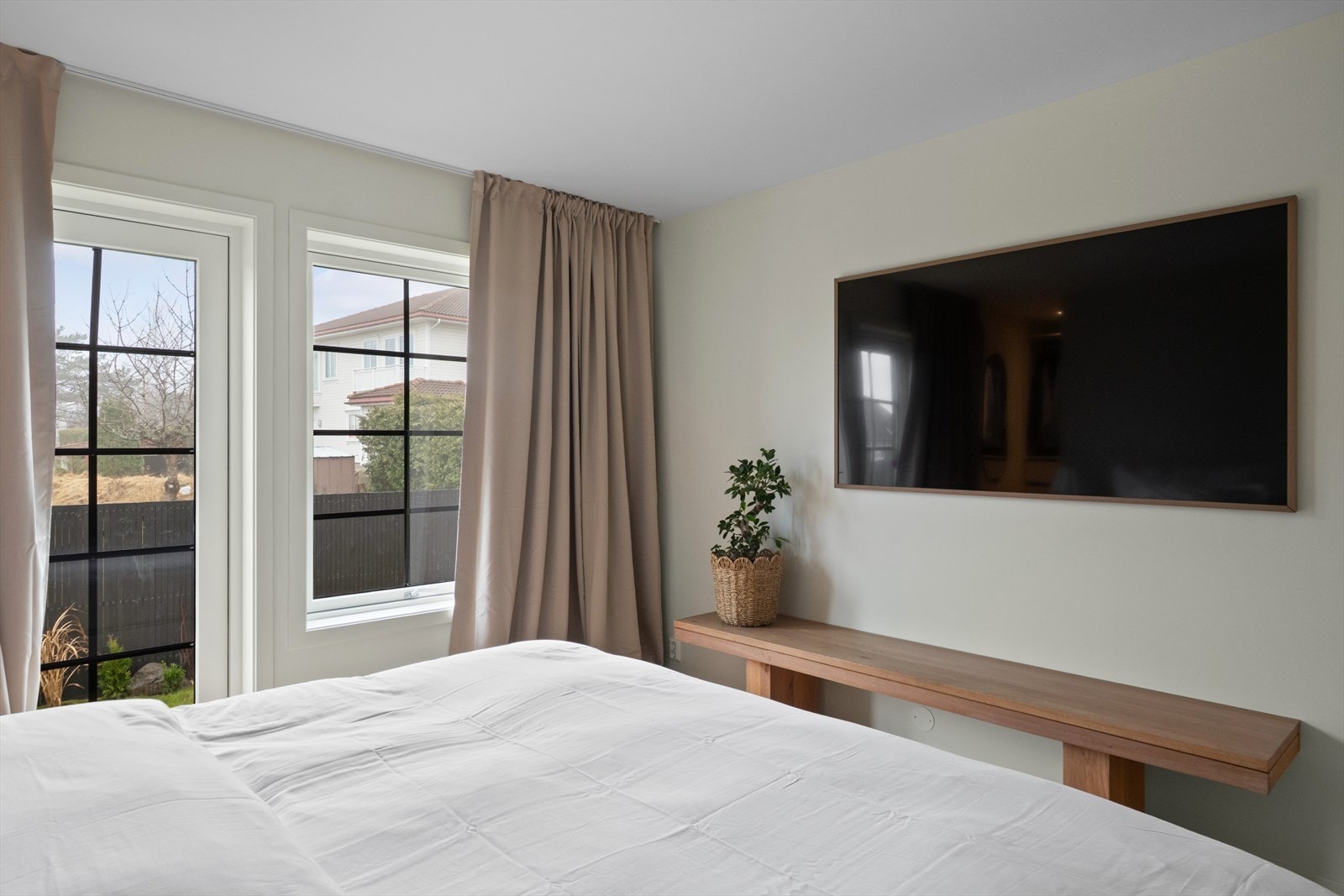 Hovedsoverommet har utgang til hagen (trappen utenfor er i dag fjernet). Galleribilde