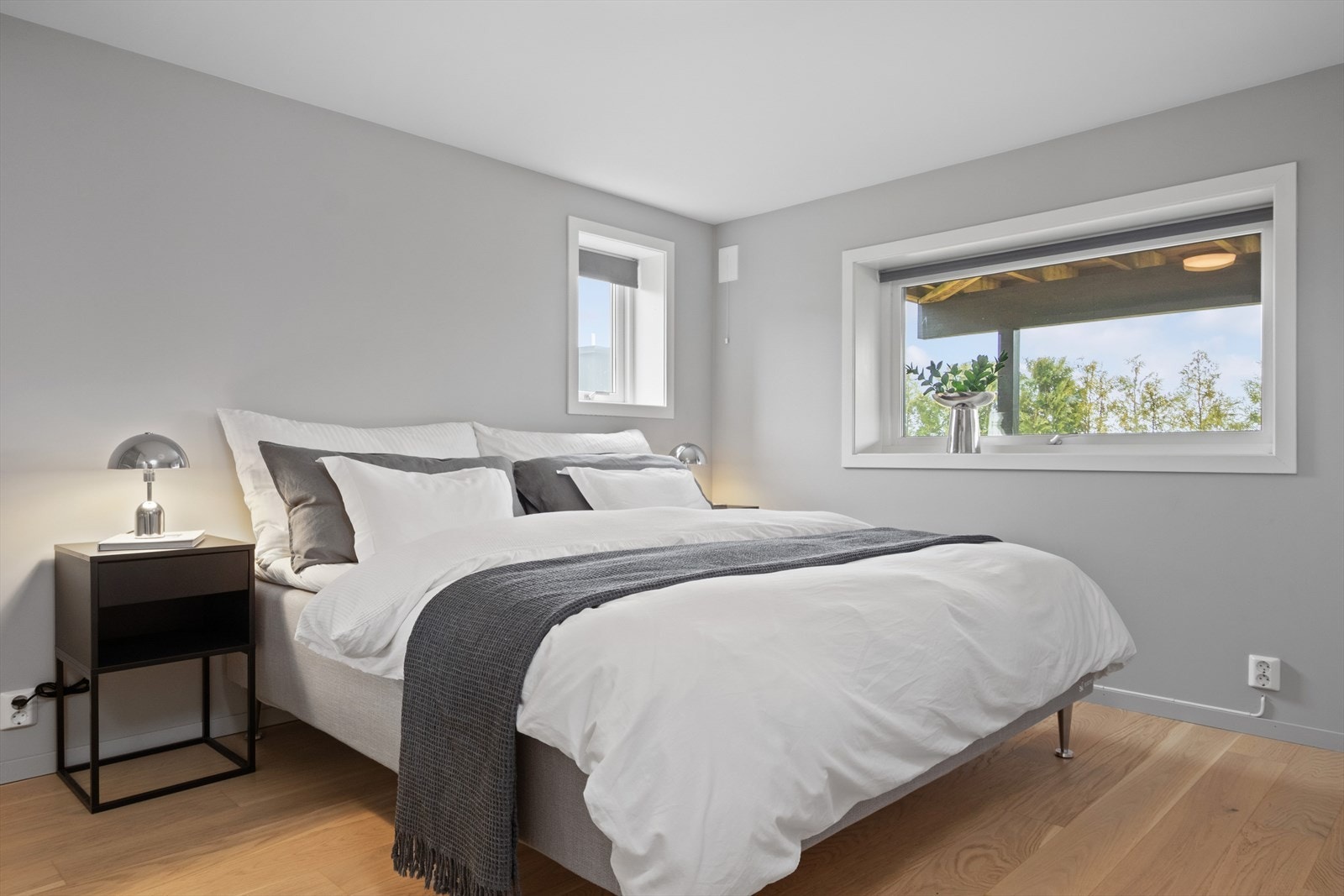 Soverommet i underetasjen er av god størrelse, og har plass til dobbeltseng med tilhørende nattbord. Galleribilde