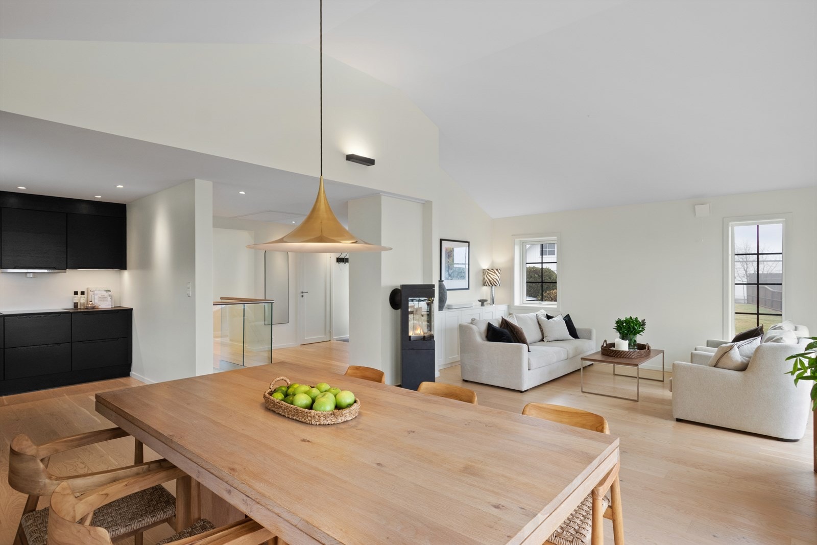 Spisebordet er plassert sosialt mellom kjøkken og stue. Galleribilde