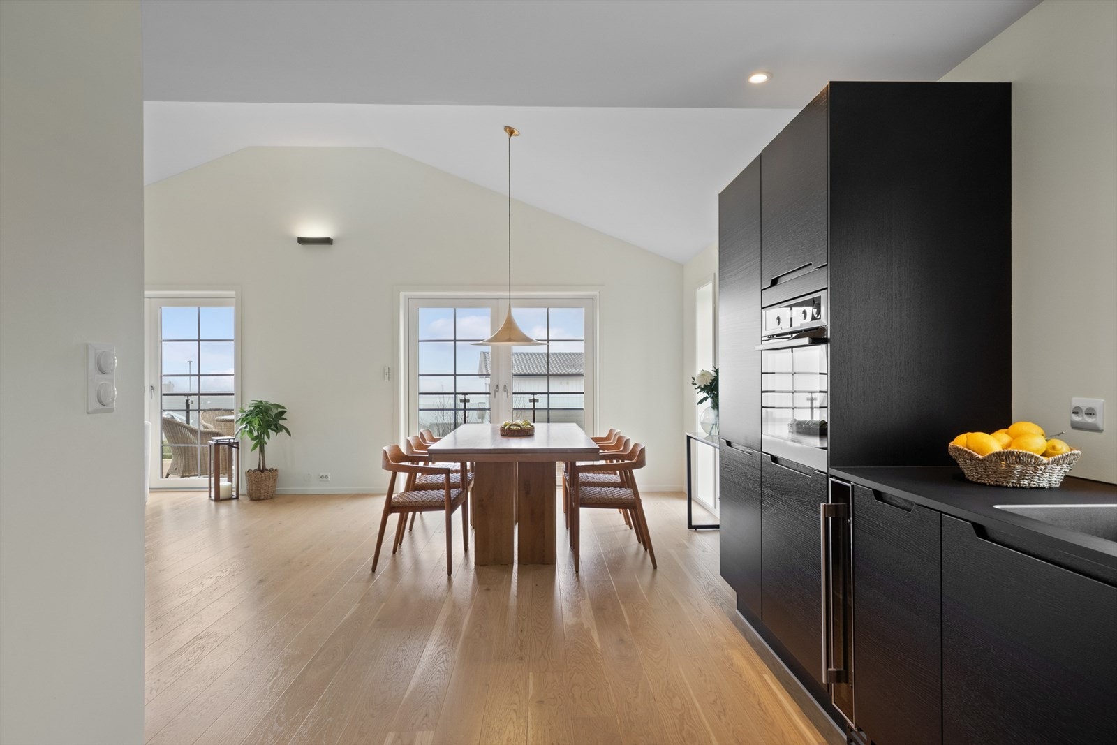 Kjøkkeninnredning fra 2018 med fronter i finert utførelse, kum av kompositt og laminerte benkeplater. Galleribilde