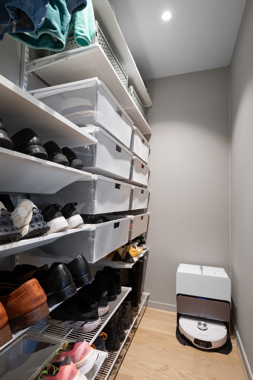 Garderoberom i direkte tilknytning entréen - her får du god plass til sesongklær. Galleribilde