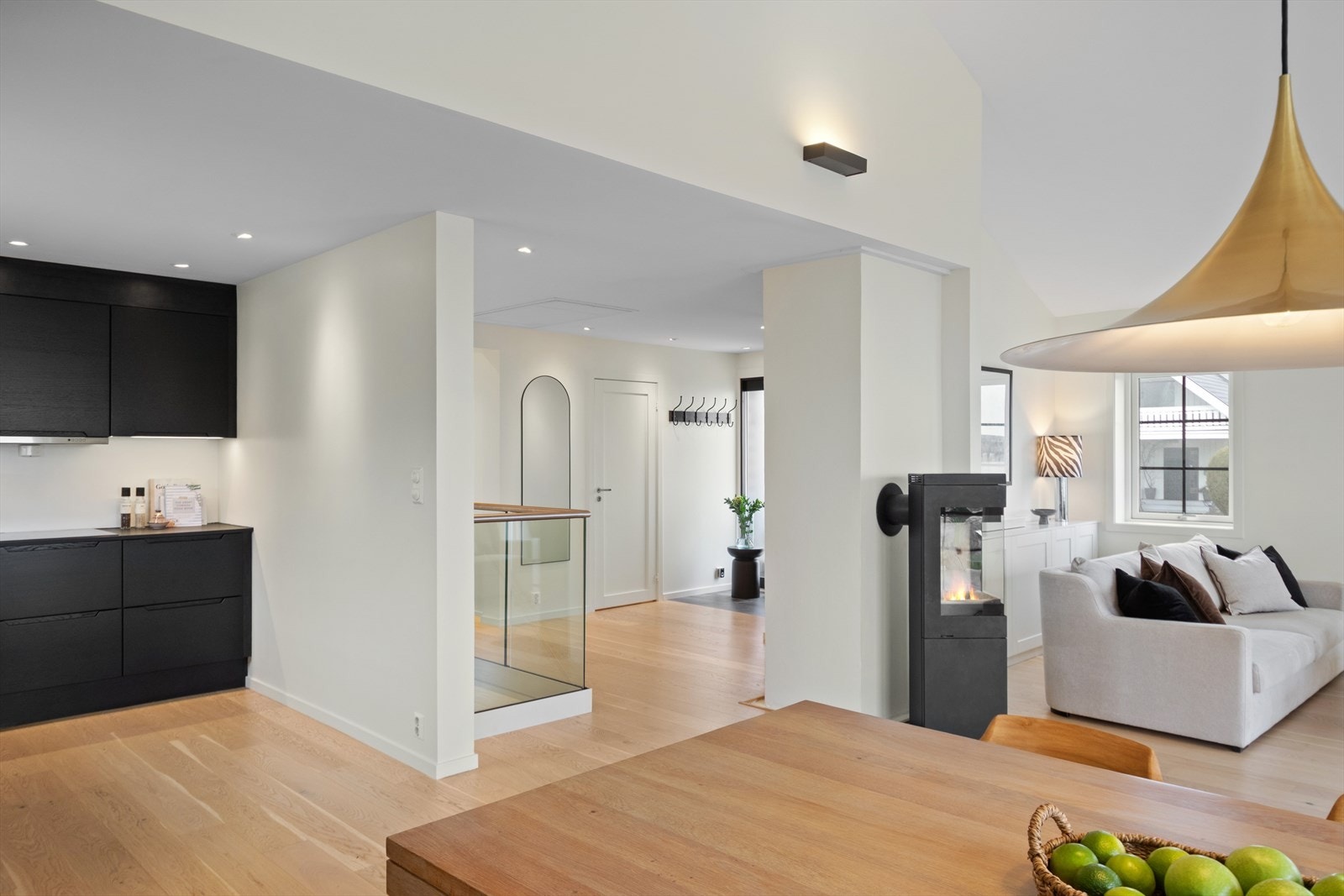 Det er montert en stilig vedovn for ekstra varme og hygge på kalde vinterdager. Galleribilde