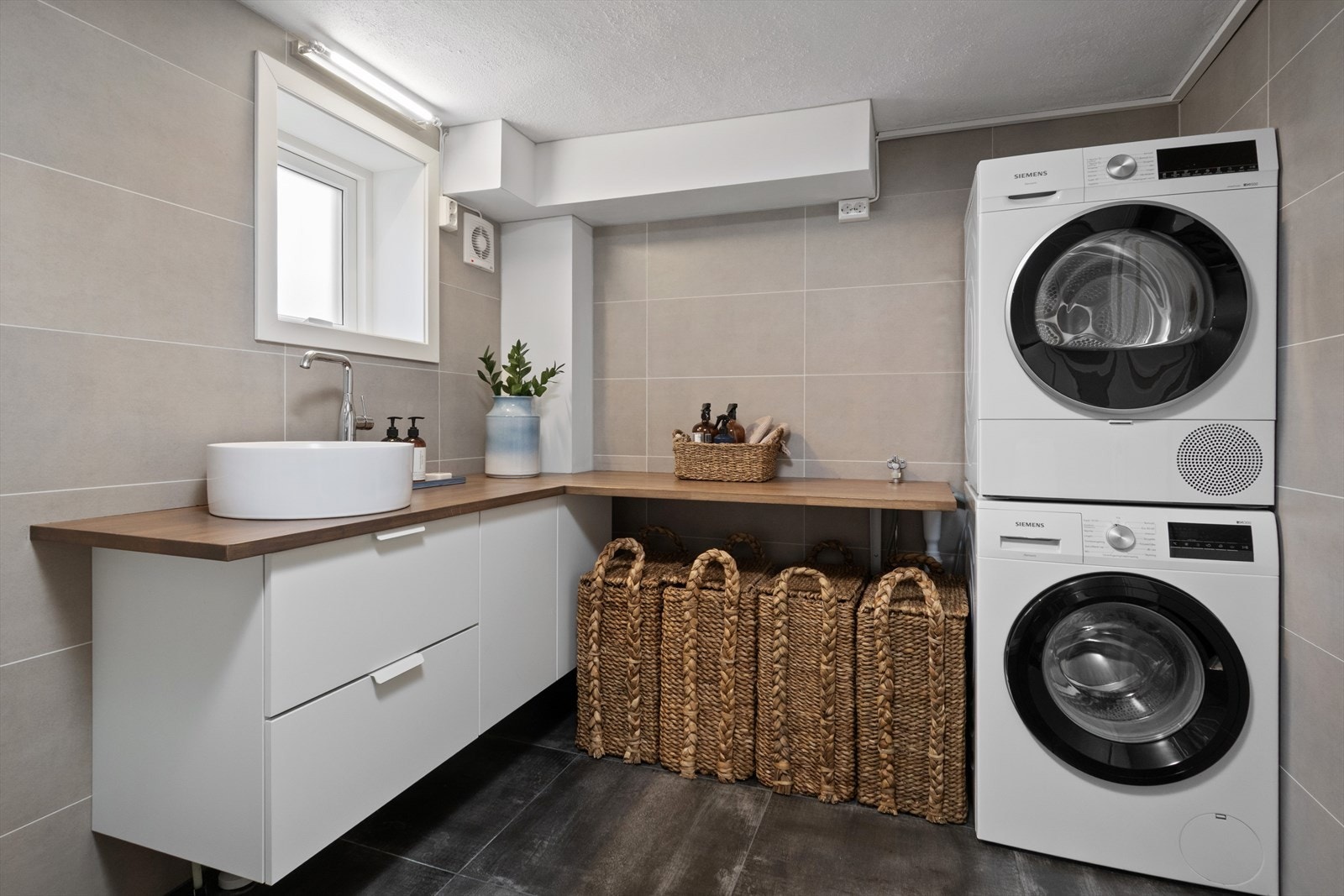 I underetasjen er det også et flott og praktisk vaskerom/ bad. Her får du godt med benkeplass. Galleribilde