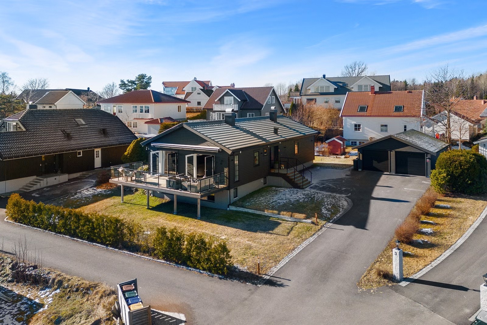 Eiendommen ligger i et populært og veletablert boligområde med rolige, trafikkskjermede og barnevennlige bomiljø. Galleribilde