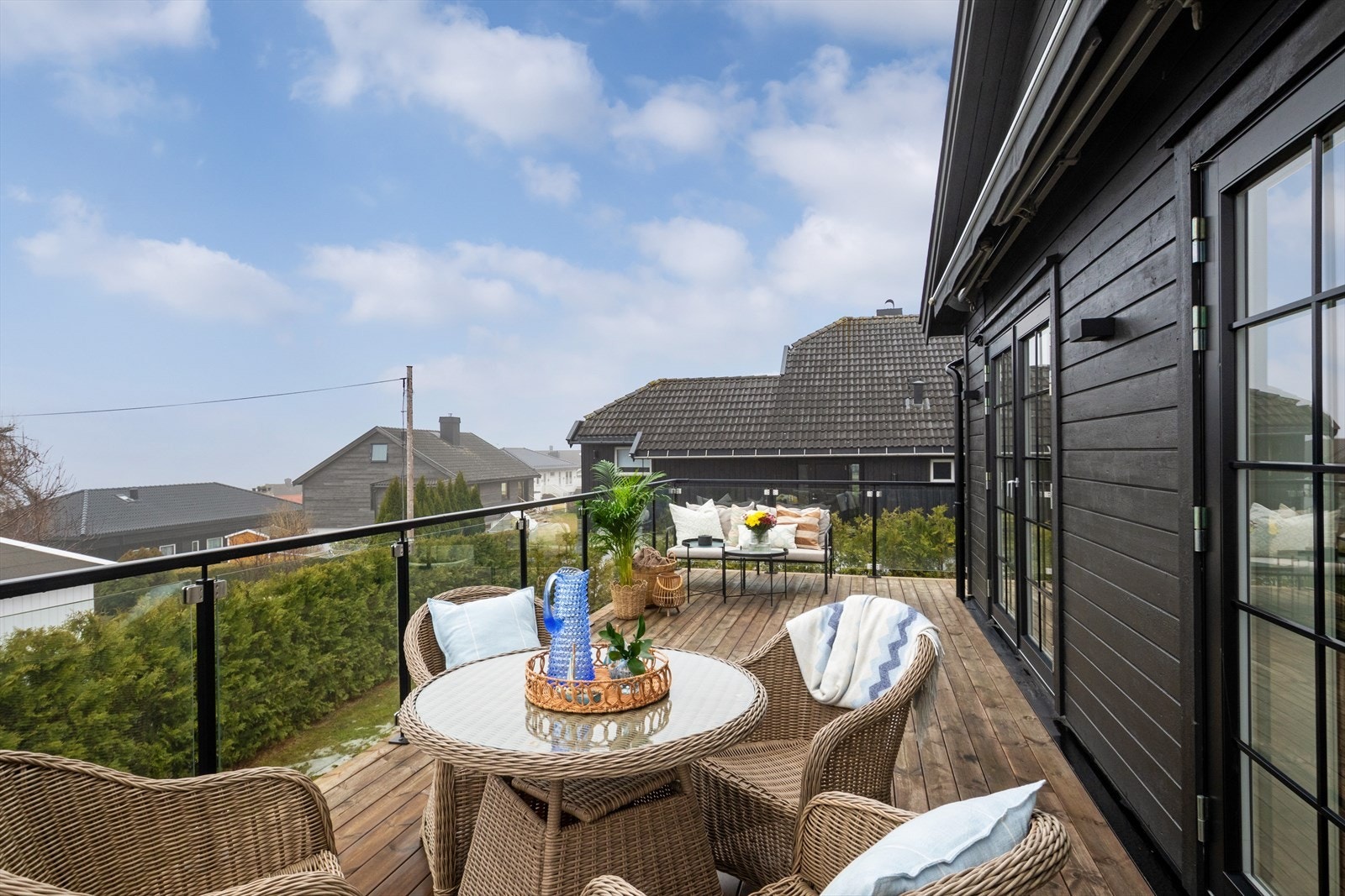 Hele veggen mot øst består av flere terrassedører som enkelt kan åpnes opp. Galleribilde