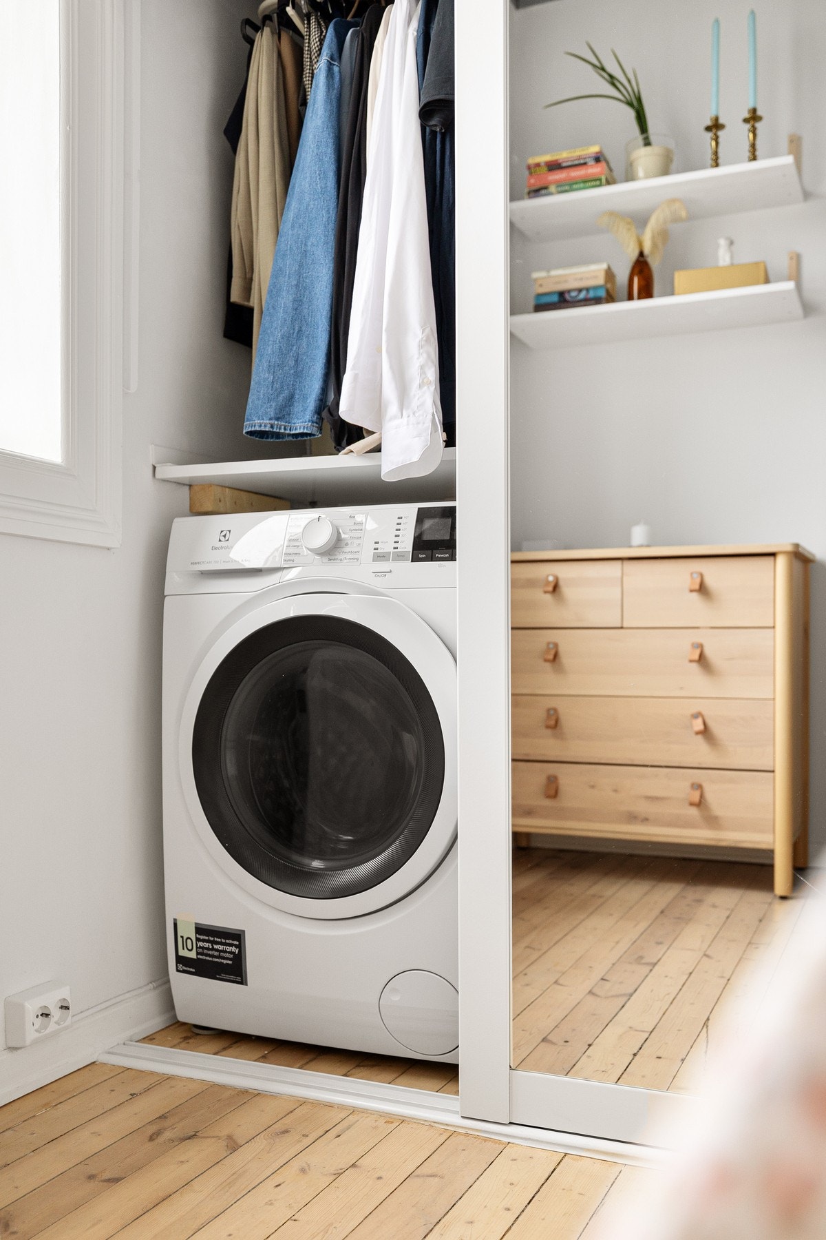 Opplegg for vaskemaskin i garderobeskap på soverom. Galleribilde