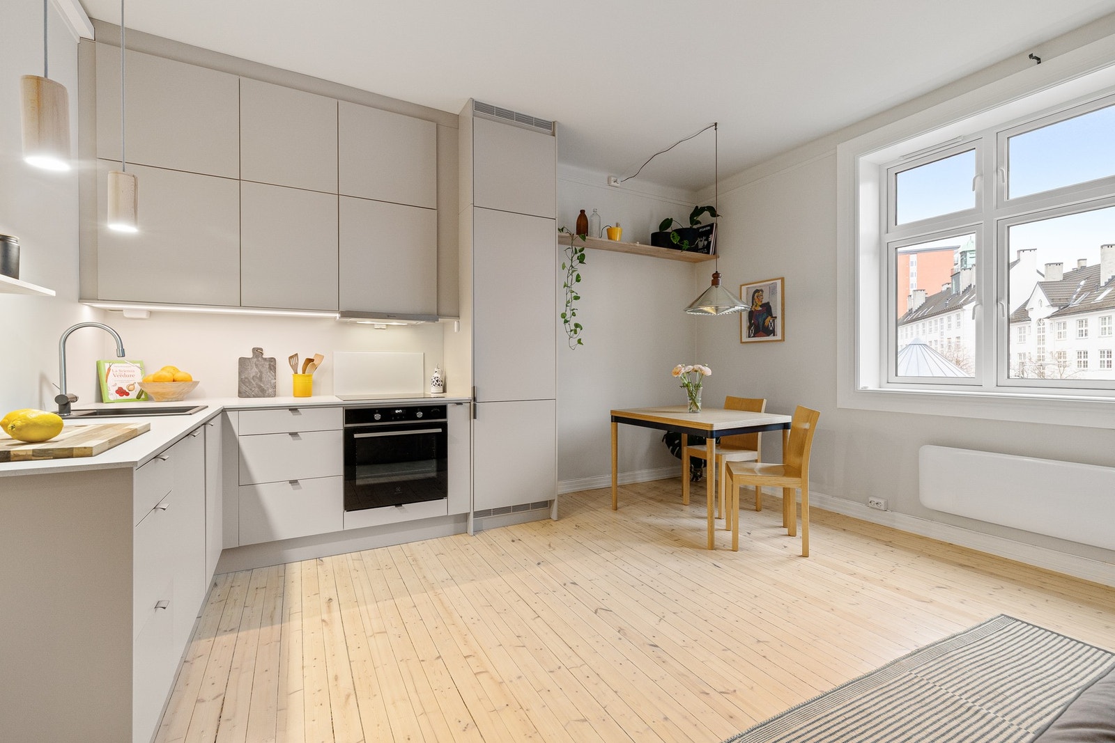 Helt nytt og lekkert kjøkken i 2024. Takhøye overskap og rikelig med benkeplass. Galleribilde