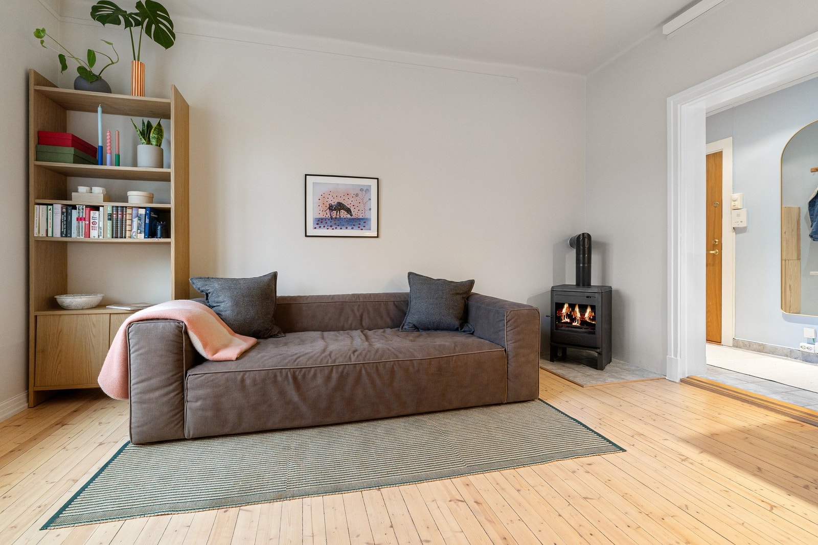 Sjarmerende, klassiske detaljer som originale tregulv og peis i stue. Galleribilde