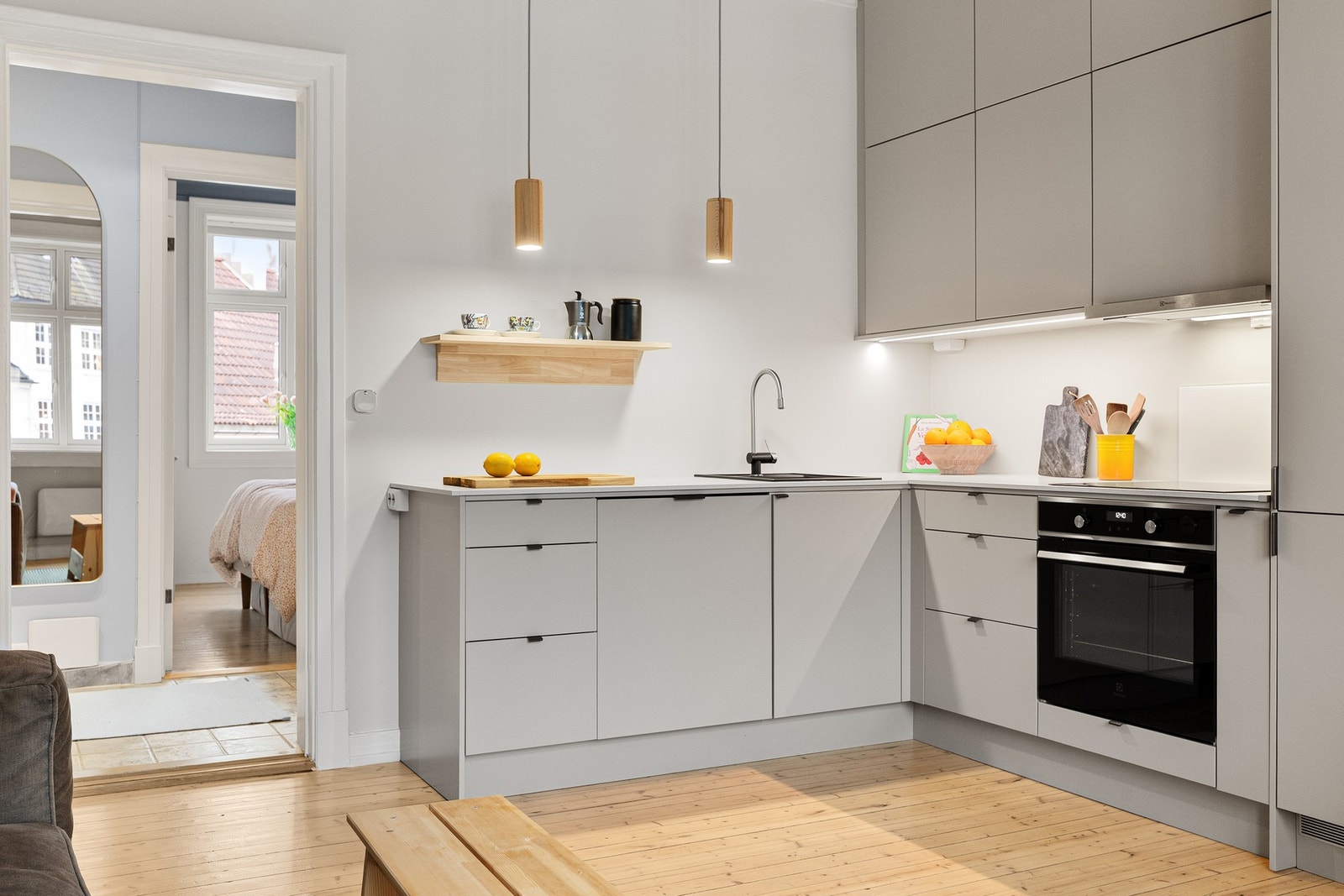 Klassisk perle med idyllisk utsyn, generøs takhøyde og gjennomgående planløsning. Foto: Aakermann Photography (André Aakermann) Galleribilde