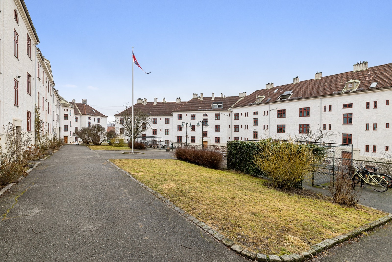 Idyllisk bakgård i borettslaget - som en privat park for beboerne på sommerhalvåret. Galleribilde