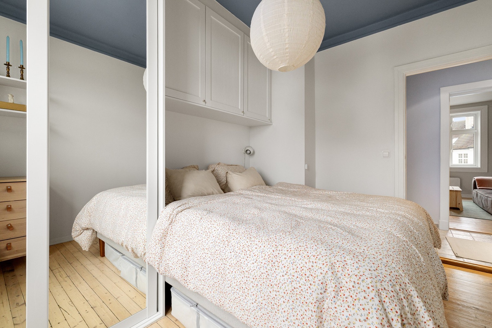 I tillegg til de smarte oppbevaringsløsningene i leiligheten følger det i tillegg med to boder på 12 m2 sammenlagt. Galleribilde