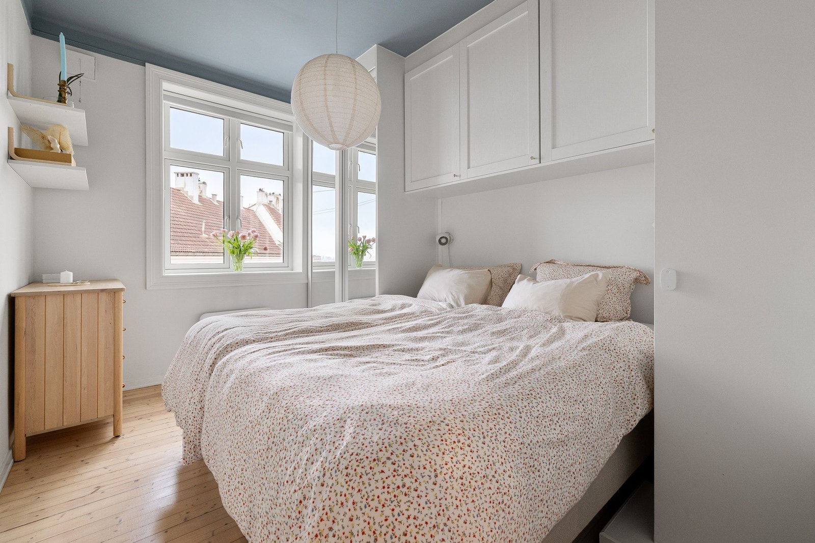 Lyst og luftig soverom med nydelig utsikt og smarte oppbevaringsløsninger. Galleribilde