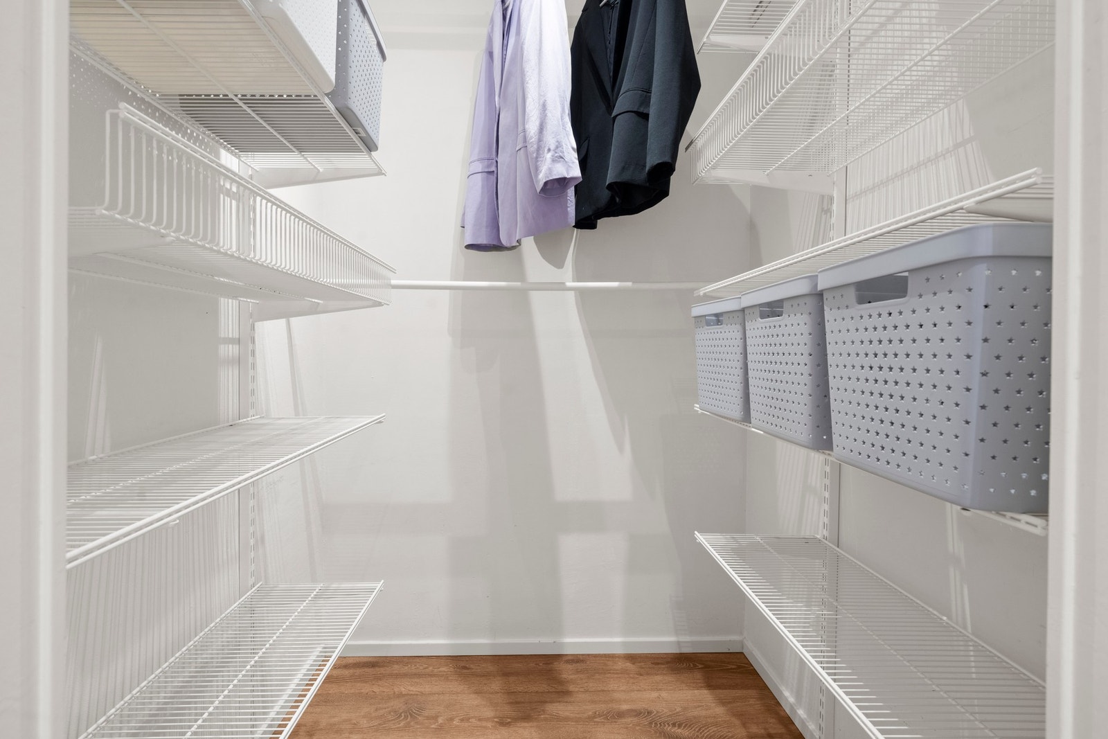 I tilknytning til entréen finner du et praktisk garderoberom med rikelig plass til yttertøy, sko og annen oppbevaring Galleribilde