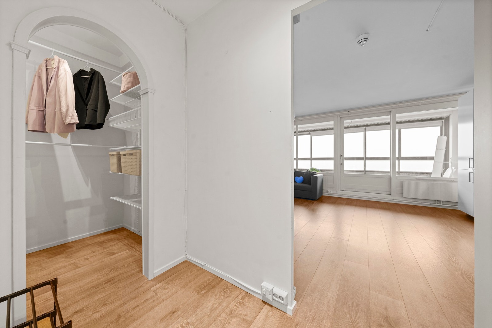 Her møtes du av en lys og innbydende entré med utsyn mot stuen og de grønne omgivelsene utenfor, som gir et godt førsteinntrykk Galleribilde