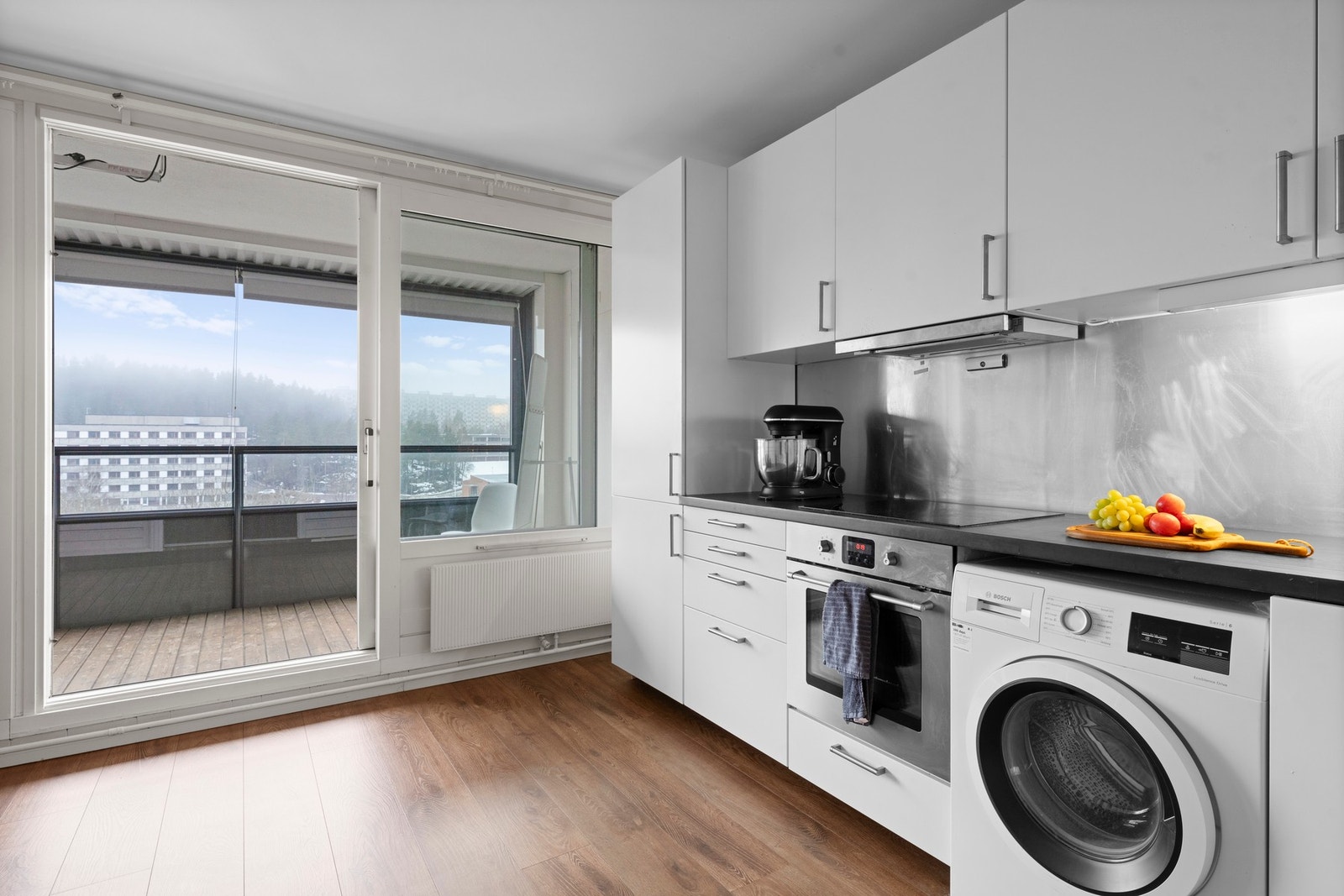 Kjøkkenet er moderne og pent fra 2012, med god skap- og benkeplass Galleribilde