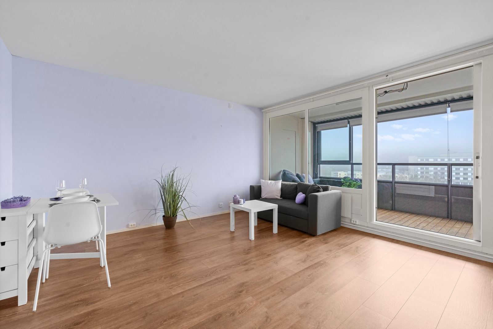 Stuen har store vindusflater som slipper inn rikelig med dagslys, nylig oppmalte vegger og en takhøyde på 2,45 meter, noe som skaper et lyst og luftig rom Galleribilde