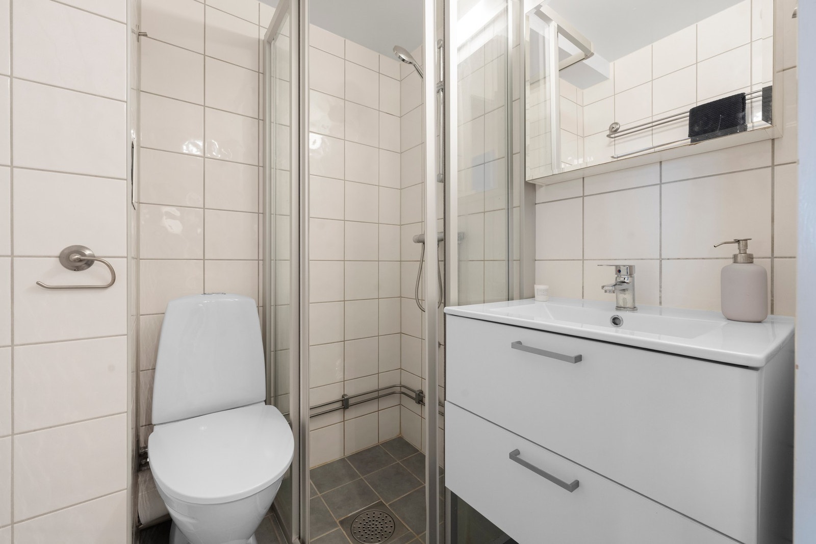 Flislagt og oppgradert baderom med varmekabler, rehabilitert i regi av borettslaget i 2010 Galleribilde