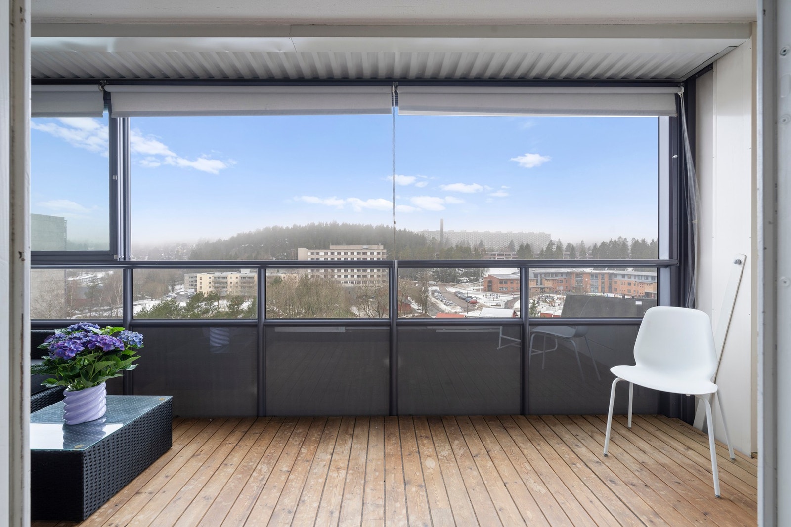 Leiligheten har en herlig vestvendt balkong på 11 kvm, innglasset med skyvbare vinduer som kan åpnes helt på varme dager eller lukkes ved kjøligere vær Galleribilde