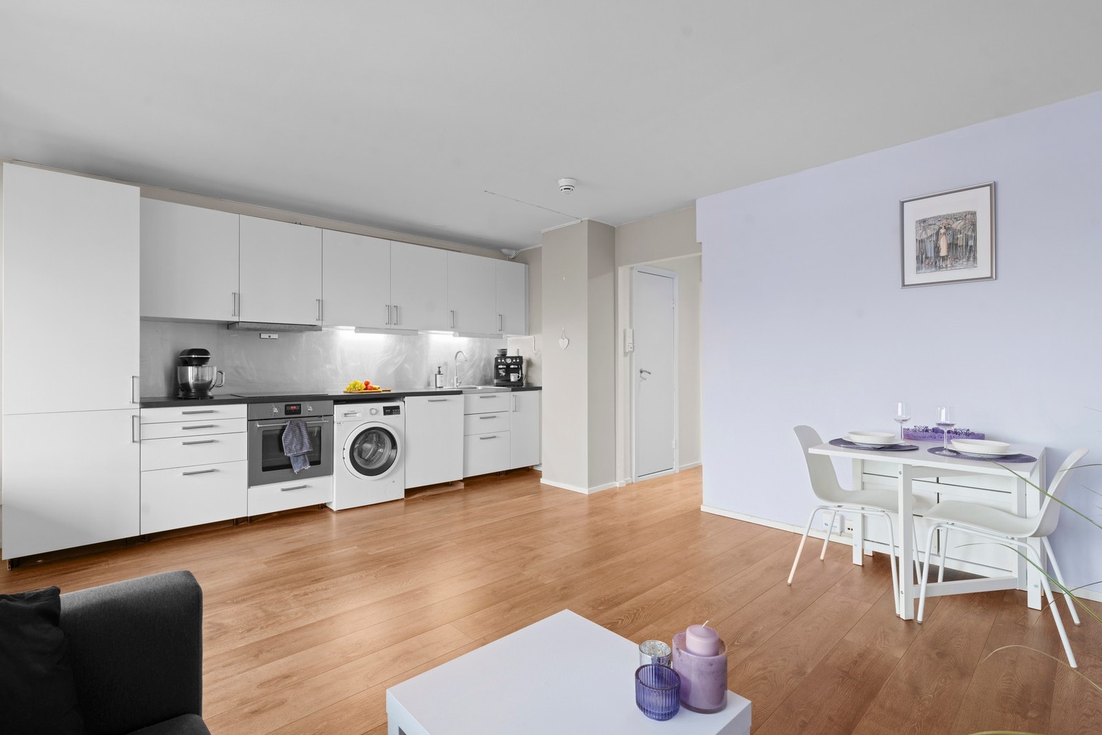 Oppholdsrommet består av stue og soverom i åpen løsning med kjøkken. Her er det god plass til både sofa- og spisemøbler, samt seng Galleribilde