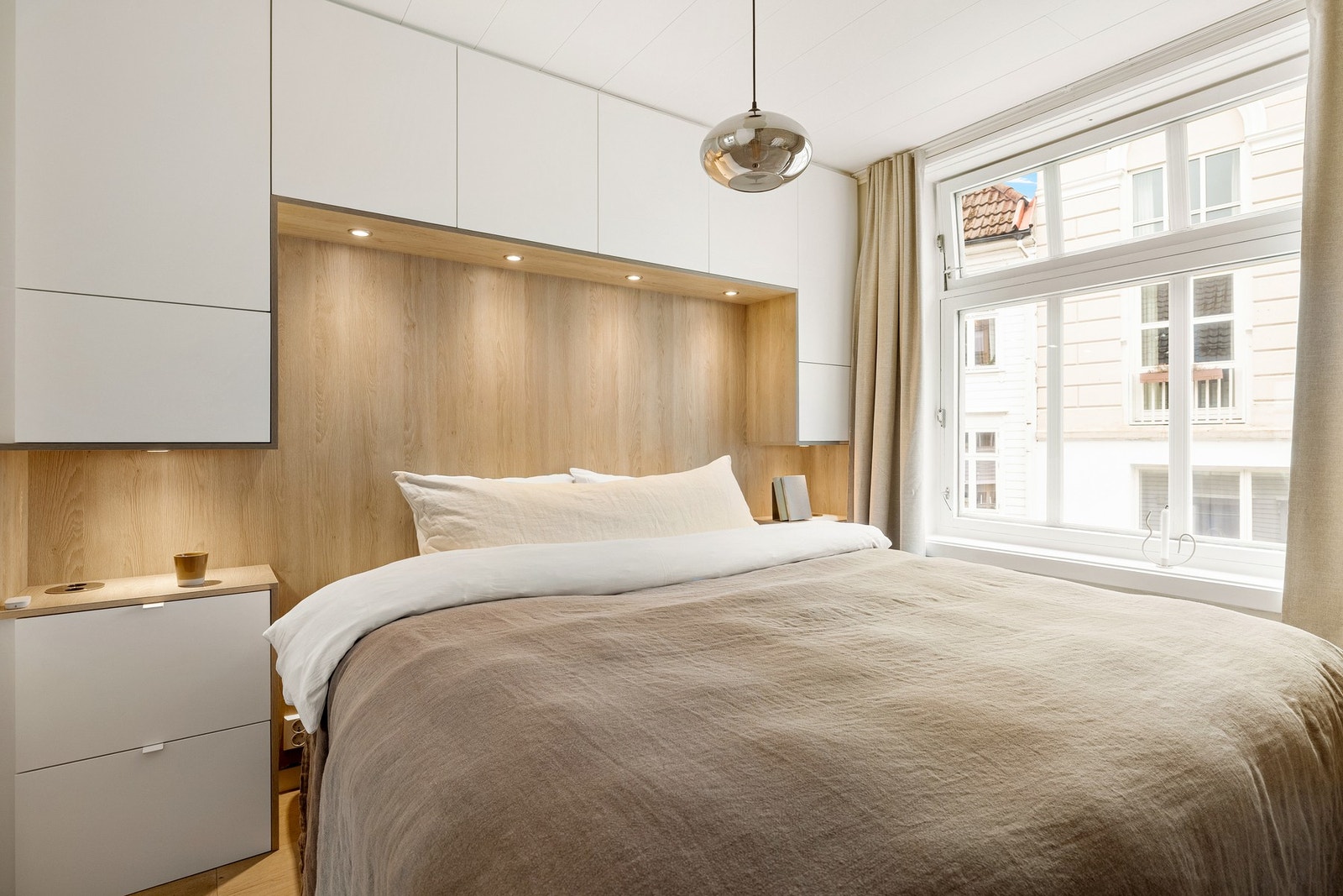 Dette soverommet benyttes som hovedsoverom og har plassbygde skaper og nattbordsløsning med integrert stikkontakter. Galleribilde