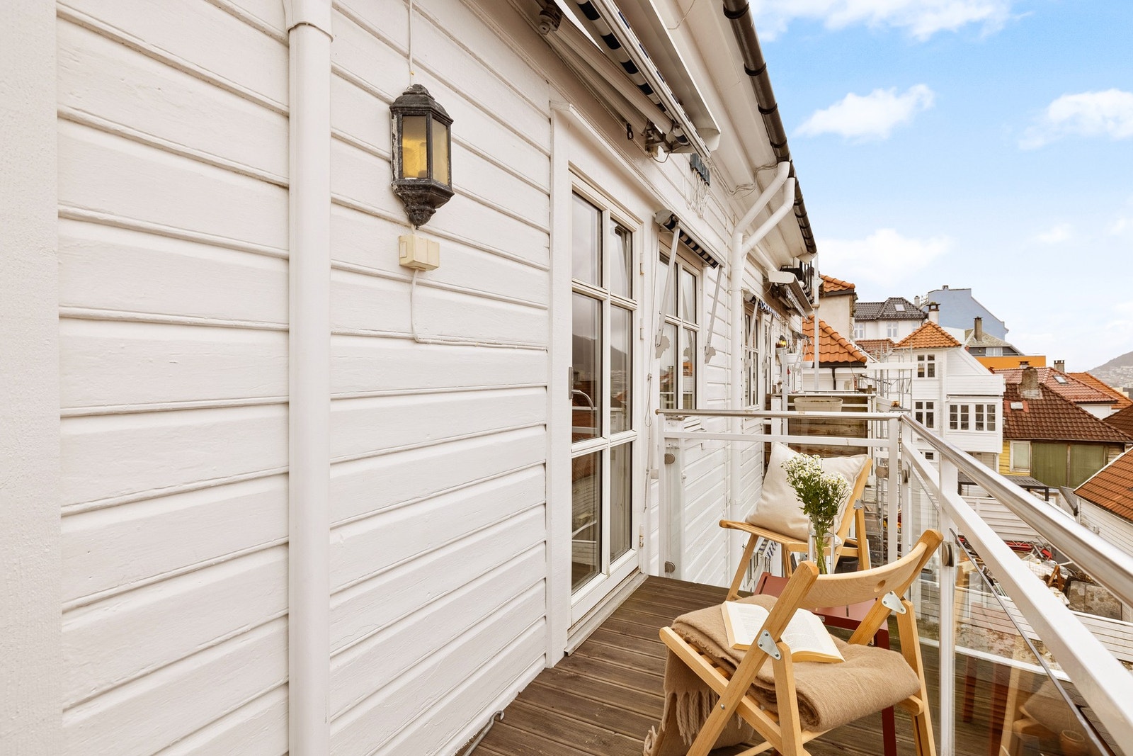 Balkongen har to utganger fra stue- og kjøkken. Galleribilde