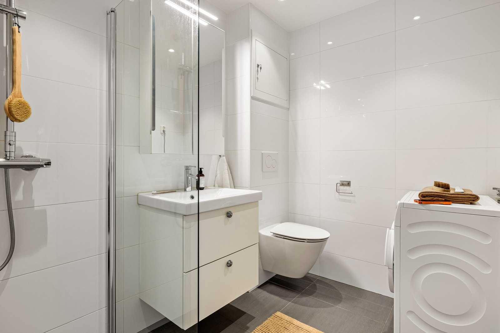 Badet måles til 4,5 kvm. og er helfliset med innfelte spotlights i himling og underliggende varmekabler. Galleribilde