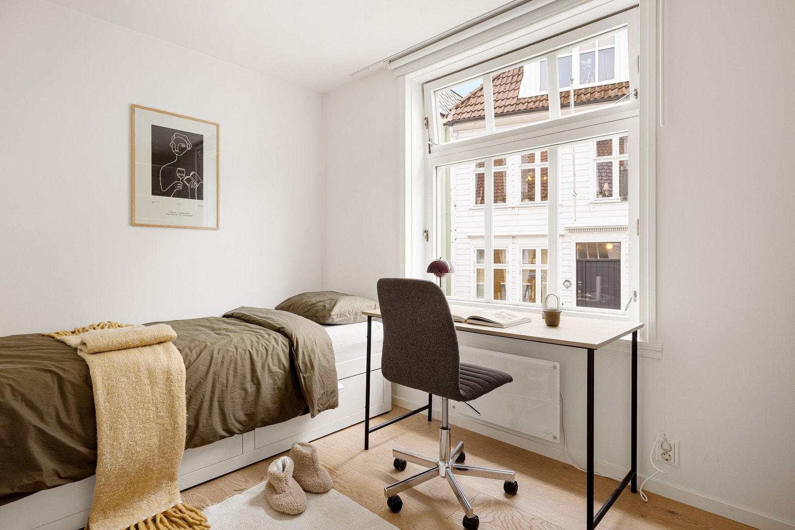 Det andre soverommet har også god plass til seng, nattbord og oppbevaringsplass i garderobe. Galleribilde