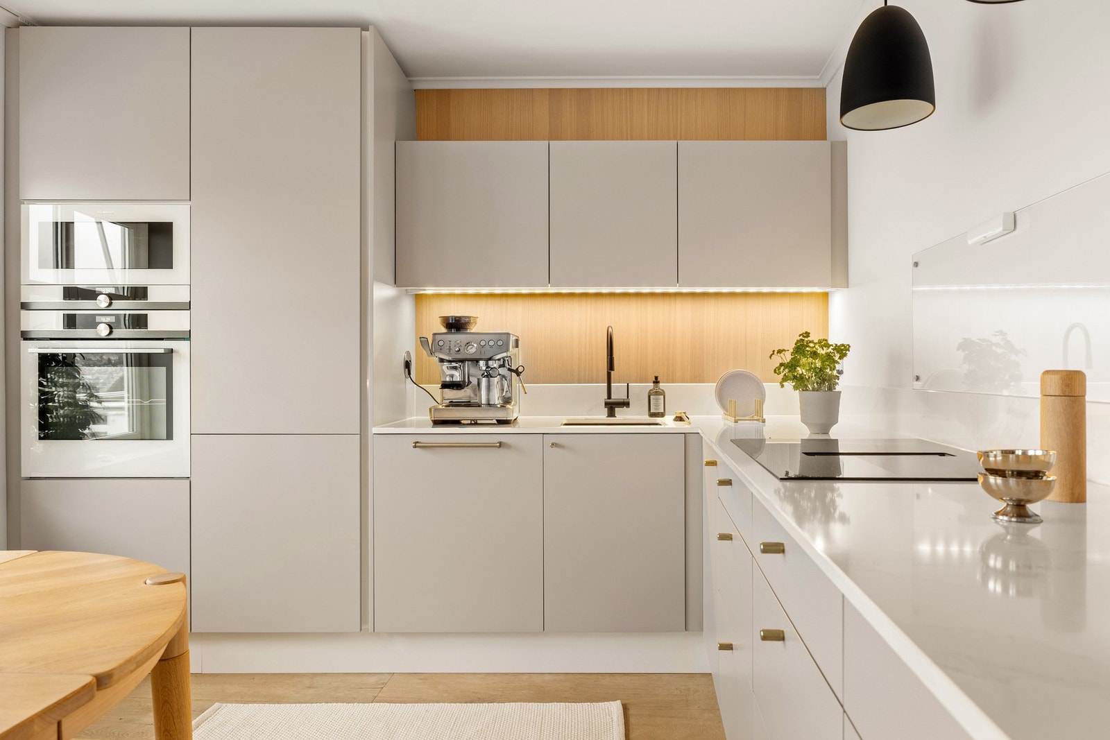 Her er det godt med oppbevaringsplass i skuffer og skap, samt arbeidsplass på benkeplaten. Galleribilde