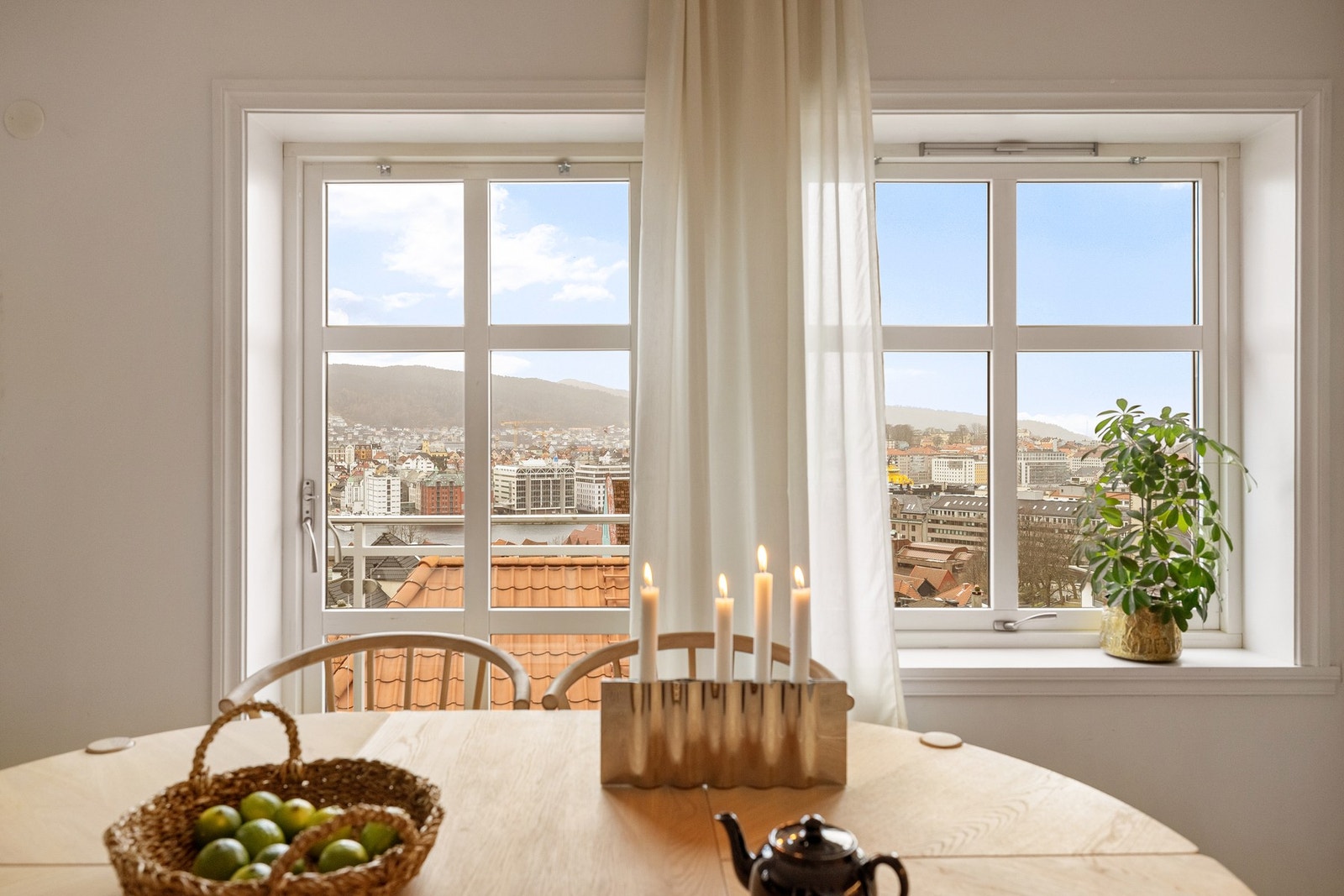 Det er god plass til den favoriserte sofakroken og et stort spisebord. Galleribilde