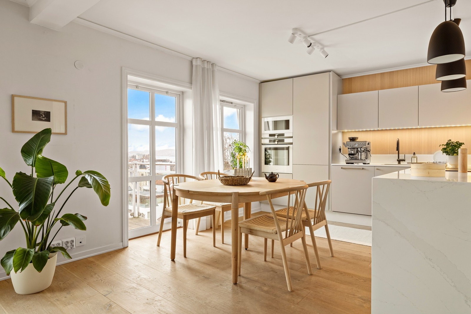 Grunnet rommets planløsning og størrelse er det god plass til å møblere i forskjellige soner. Galleribilde