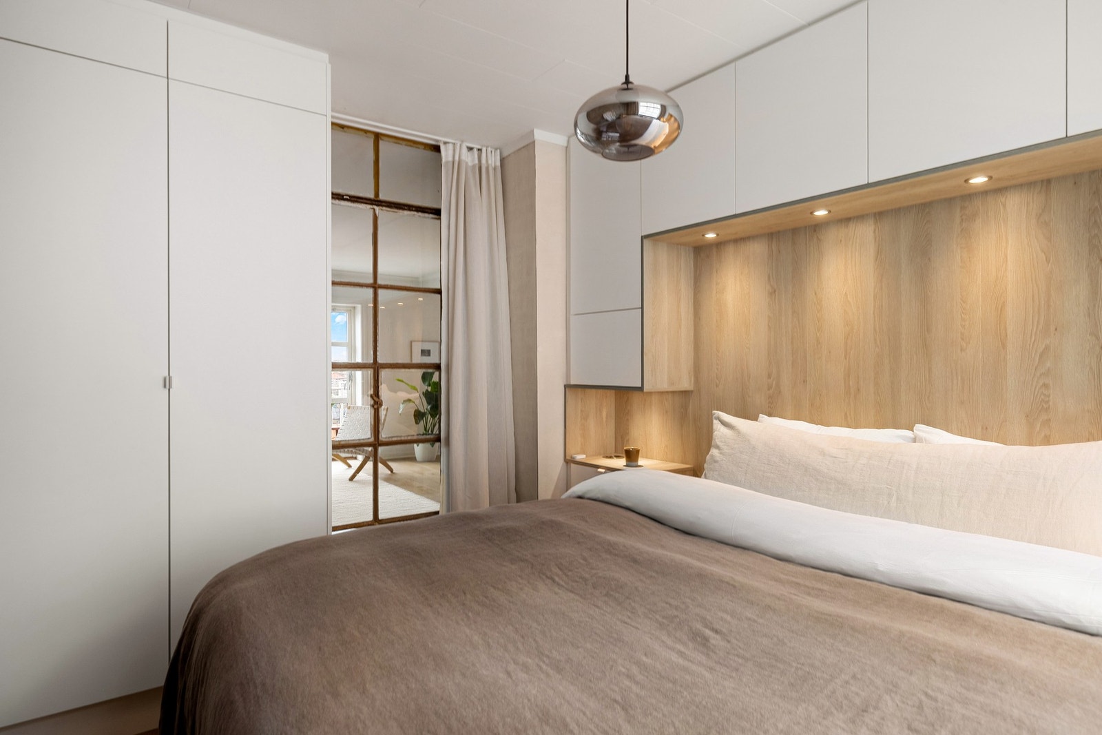 Her er det god plass til å møblere med en stor seng. Galleribilde