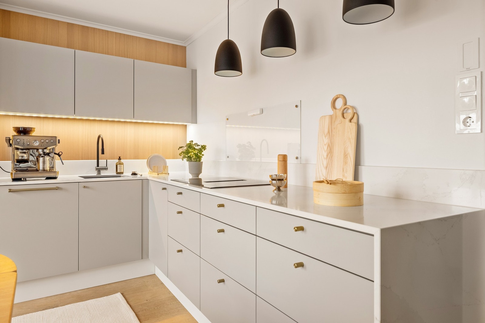 Det er utstyrt med følgende integrerte hvitevarer: Stekeovn, platetopp med integrert ventilator, mikrobølgeovn, oppvaskmaskin, kjøleskap og fryseskap. Galleribilde