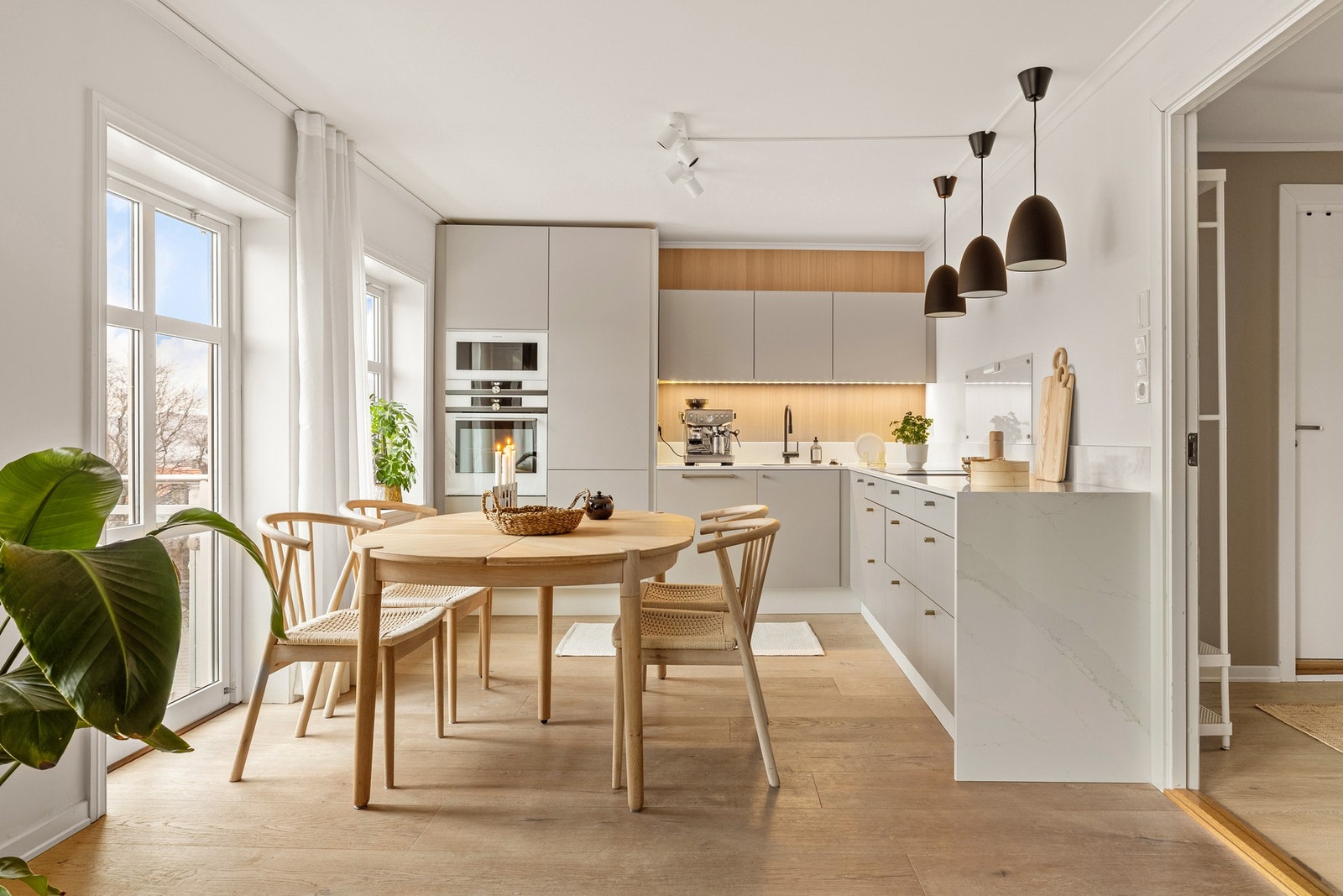 Kjøkkenet er et lyst og moderne kjøkken som har en innredning med slette fronter og kompositt benkeplate. Galleribilde