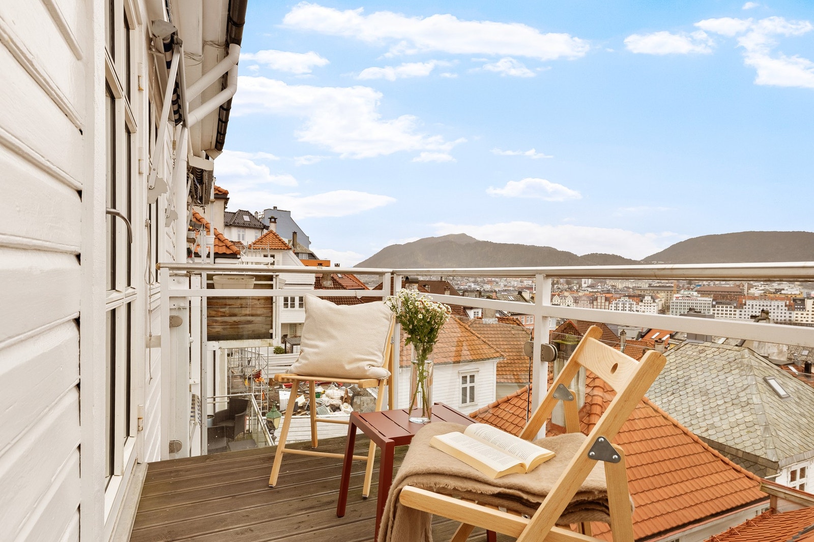 Dette er en rålekker 3-roms leilighet med vestvendt balkong med svært gode solforhold fra tidlig på dagen til den går ned på kvelden. Galleribilde