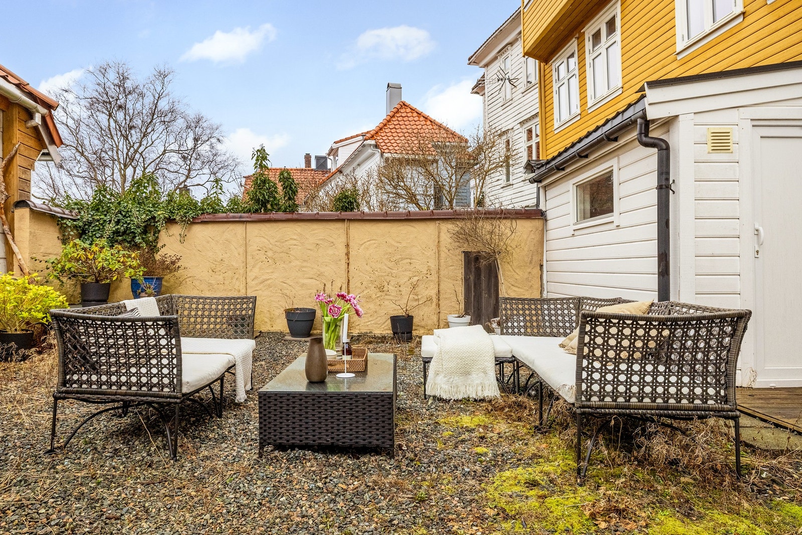 Sameiet har en felles uteplass i bakgården som kan benyttes av seksjonseierne. Galleribilde