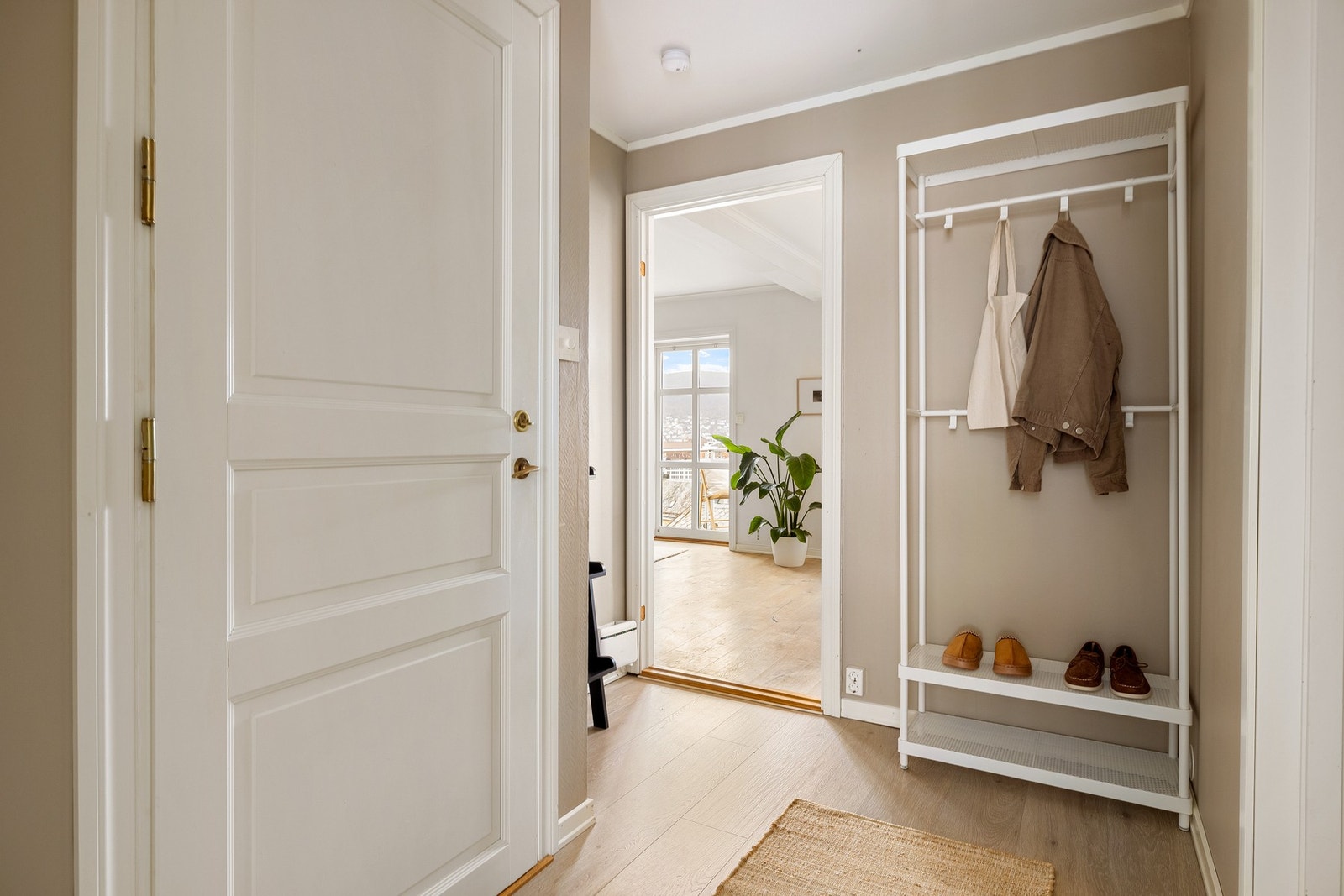 Entré måles til 4,5 kvm. og har god plass til diverse oppbevaringsløsninger til yttertøy og sko. Galleribilde