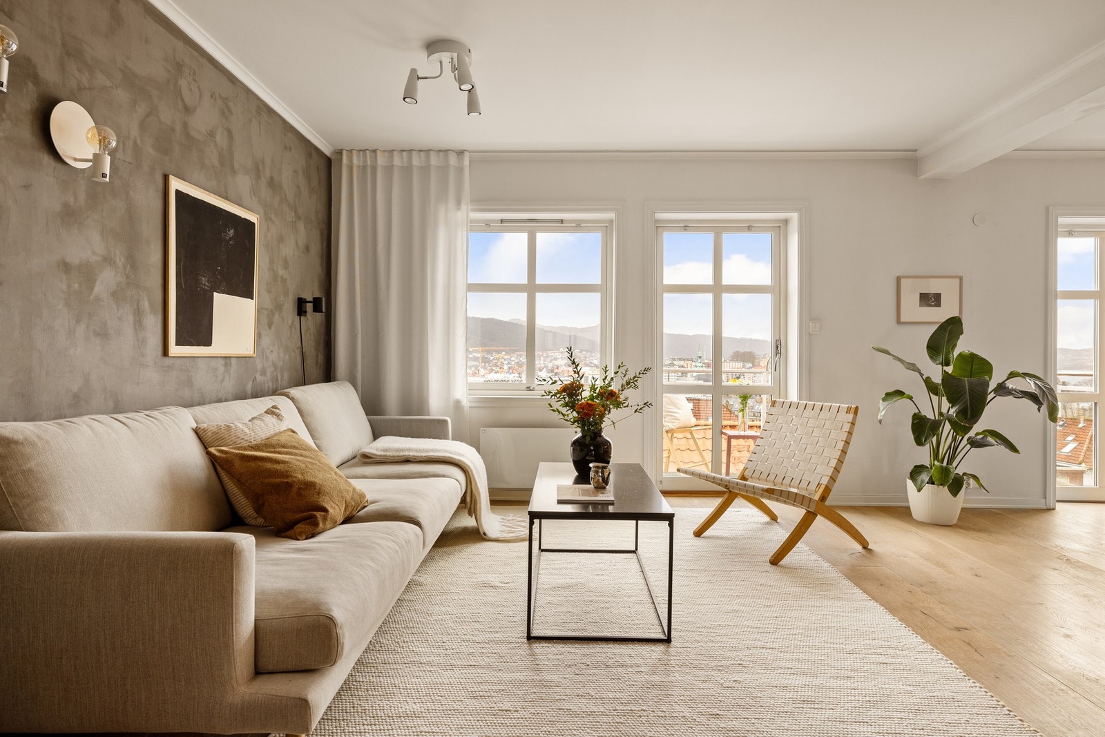 Her er det store vindusflater som slipper inn godt med naturlig lys, og ikke minst den fantastiske utsikten. Galleribilde