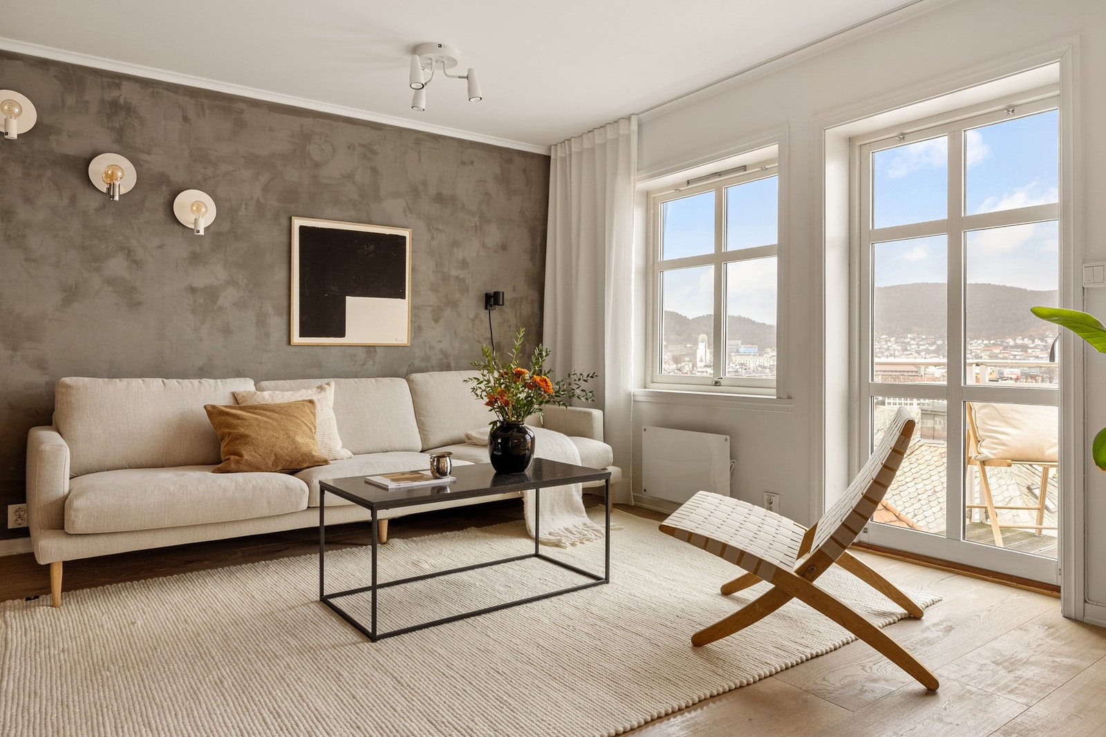 Stuen er en del av en åpen stue- og kjøkkenløsning som måles til 30,5 kvm. Galleribilde