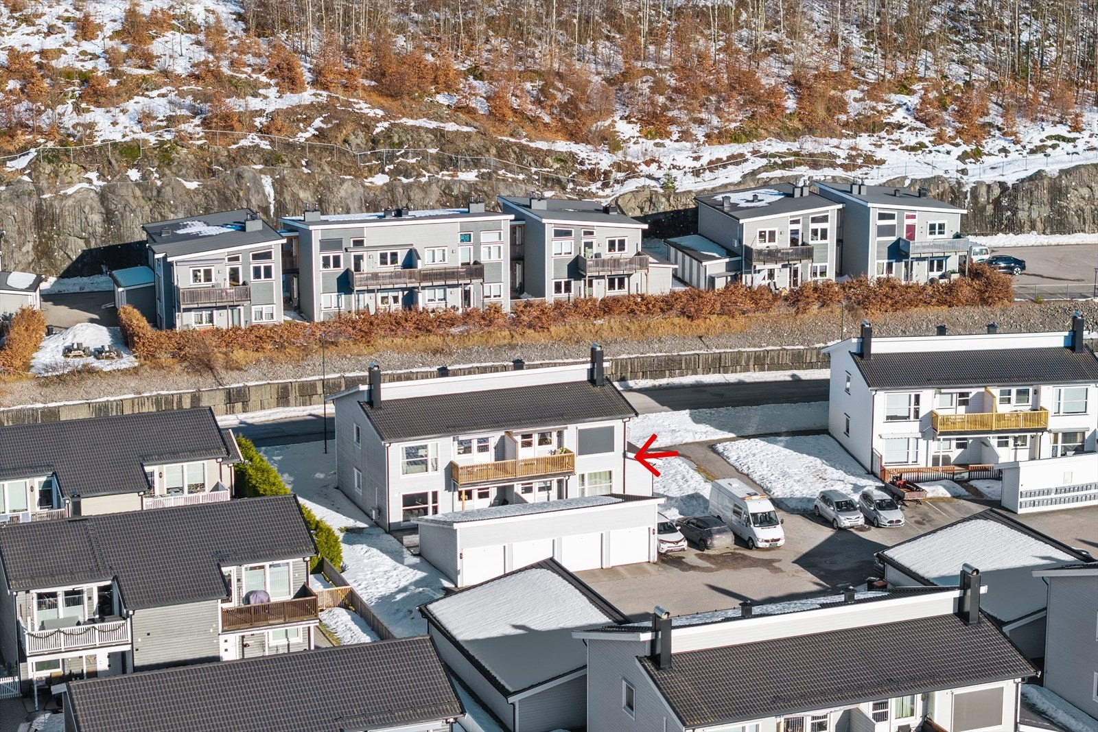 Leiligheten er beliggende i 2. etasje med egen inngang. Egen garasjeplass i garasjerekke foran boligen. Galleribilde