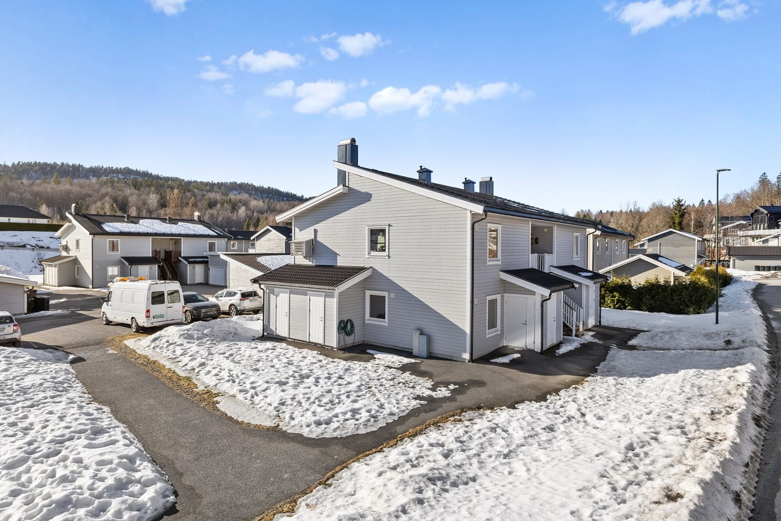 Eiendommen ligger i et rolig og barnevennlig boligområde i Andebu. Med leiligheten følger det utvendig sportsbod og garasjeplass i rekke. Galleribilde