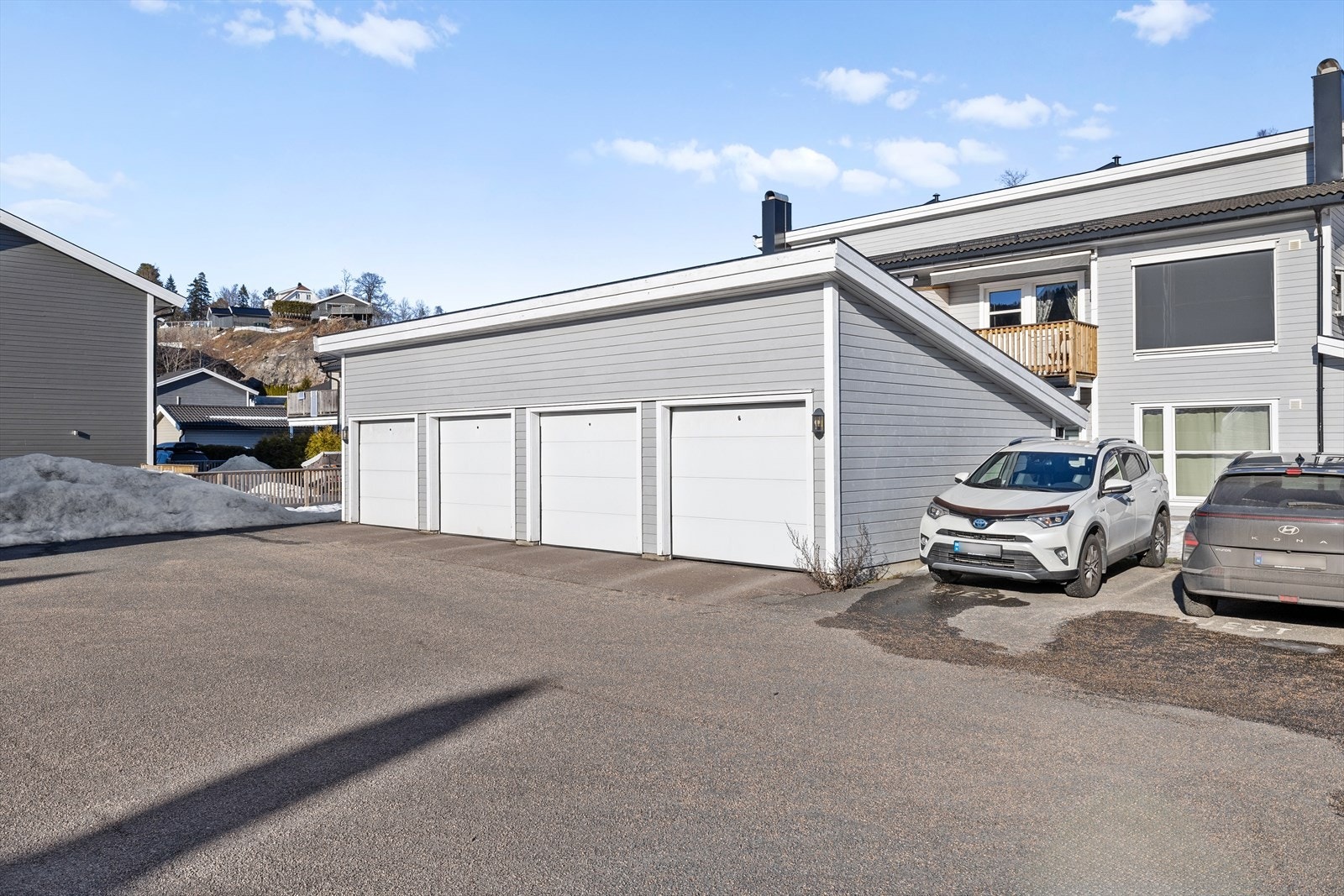 Leiligheten har garasjeplass i rekke - (2 garasjeplass fra venstre på bildet). Galleribilde