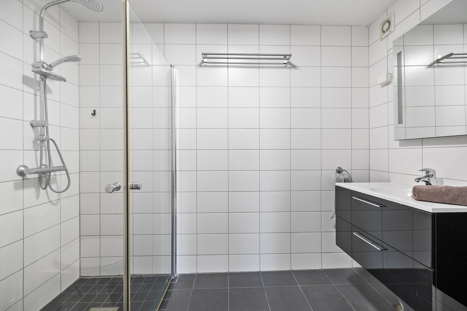 Badet er flislagt og har elektriske varmekabler i gulv samt malt himling, noe som bidrar til en behagelig komfort. Galleribilde