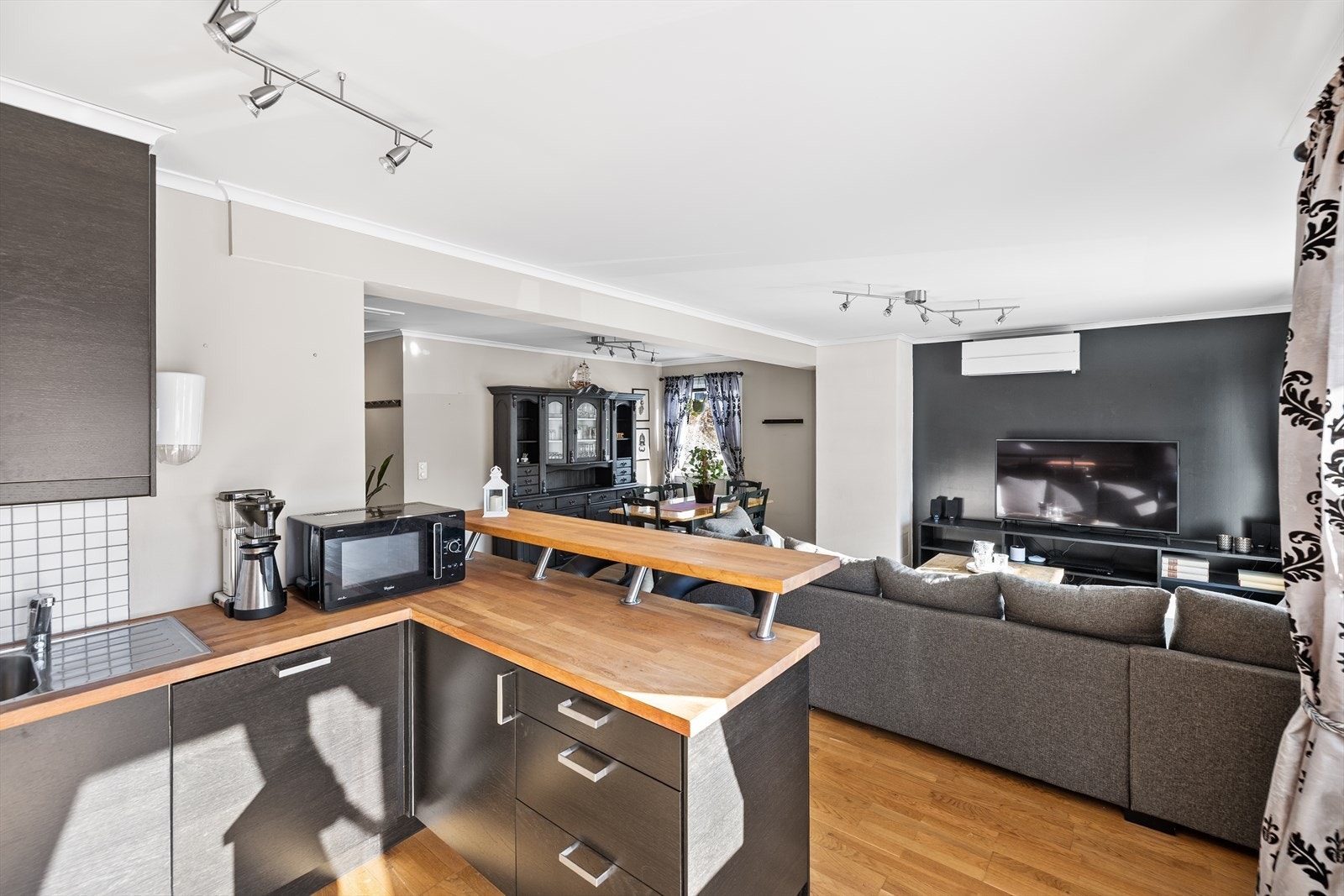 Stuen har plass til både spisebord og sofagruppe. Galleribilde