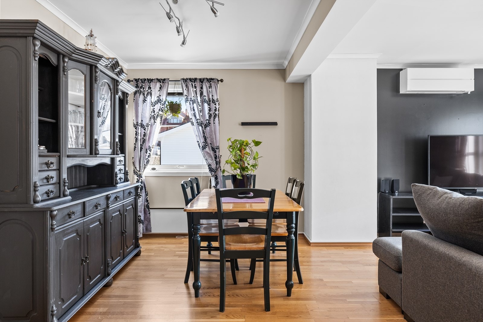 Her hvor spisestuen står i dag er det på opprinnelig tegninger tegnet inn et soverom nr 2, så her har man mulighet for å tilbakeføre til et 2. soverom. Galleribilde