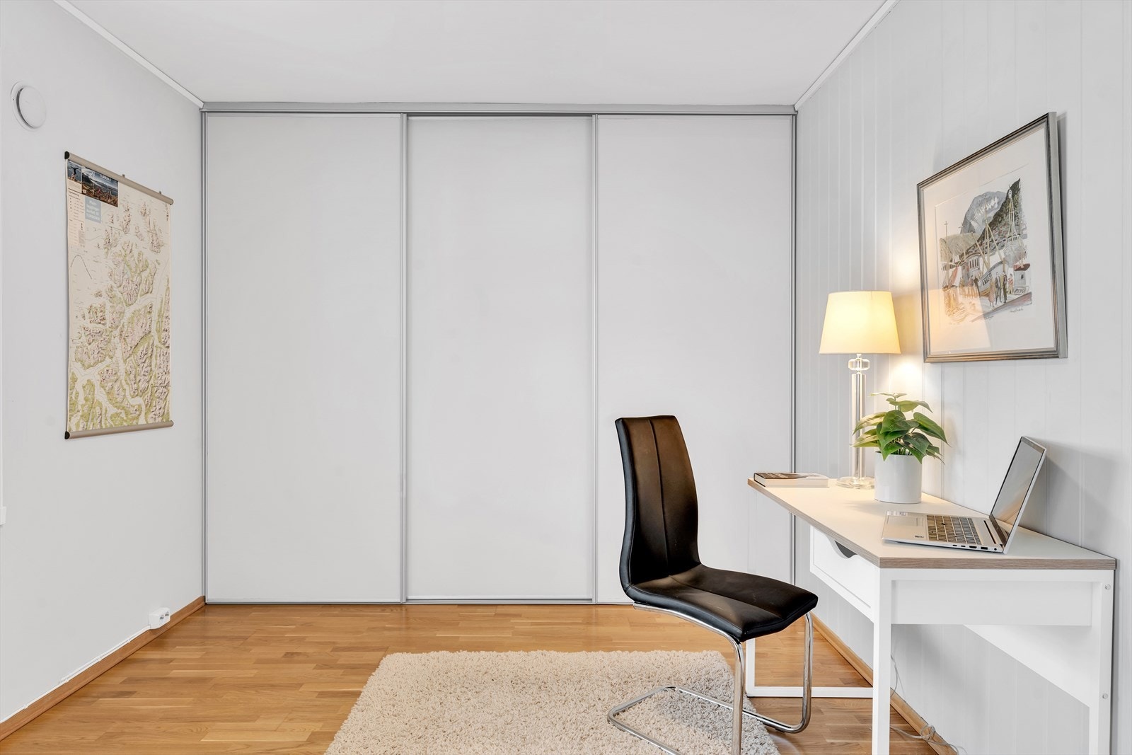 Også her får du rikelig oppbevaringsplass i skyvedørsgarderobe. Galleribilde