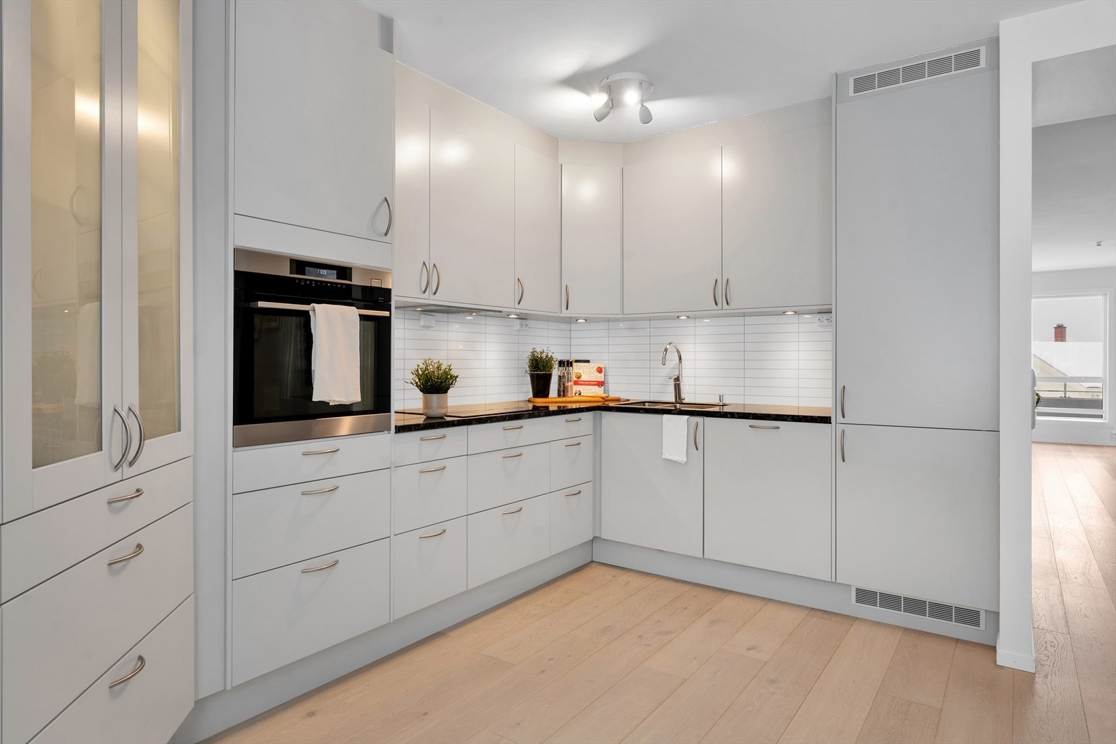 Her får du integrerte hvitevarer, og alt du måtte trenge for å tilberede et godt måltid. Galleribilde