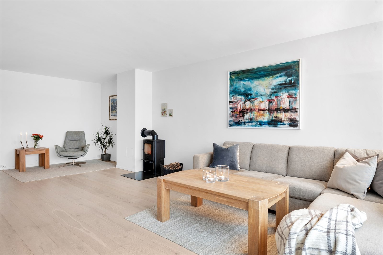 Boligen fremstår gjennomgående moderne med lekkert parkettgulv, glatte overflater og god takhøyde. Galleribilde