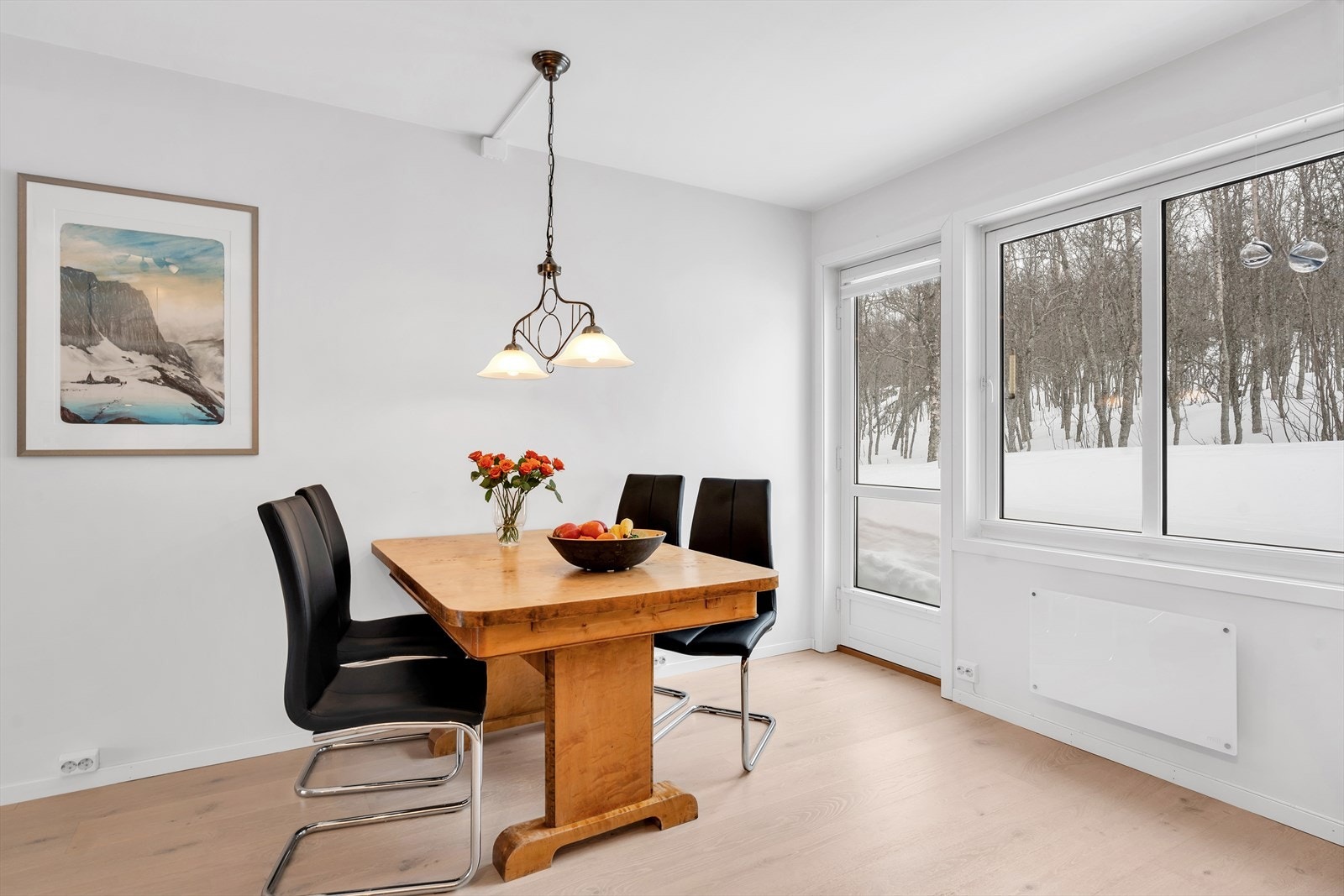 Store vindusflater fyller også kjøkkenet med dagslys, som skaper en trivelig stemning ved middagsbordet. Galleribilde